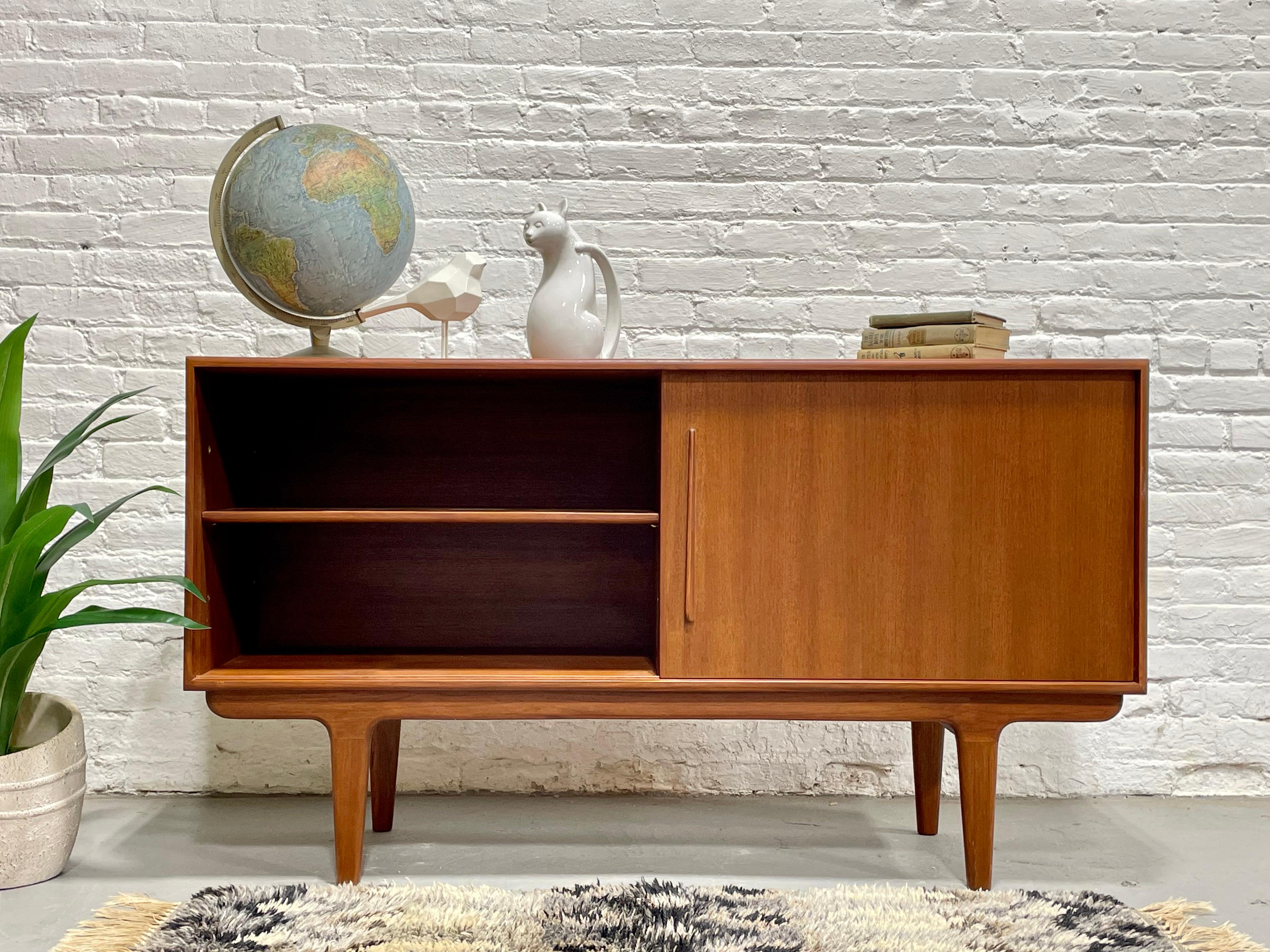Media stand CREDENZA in teak in stile Mid Century MODERN di dimensioni APPARTAMENTO in vendita 1