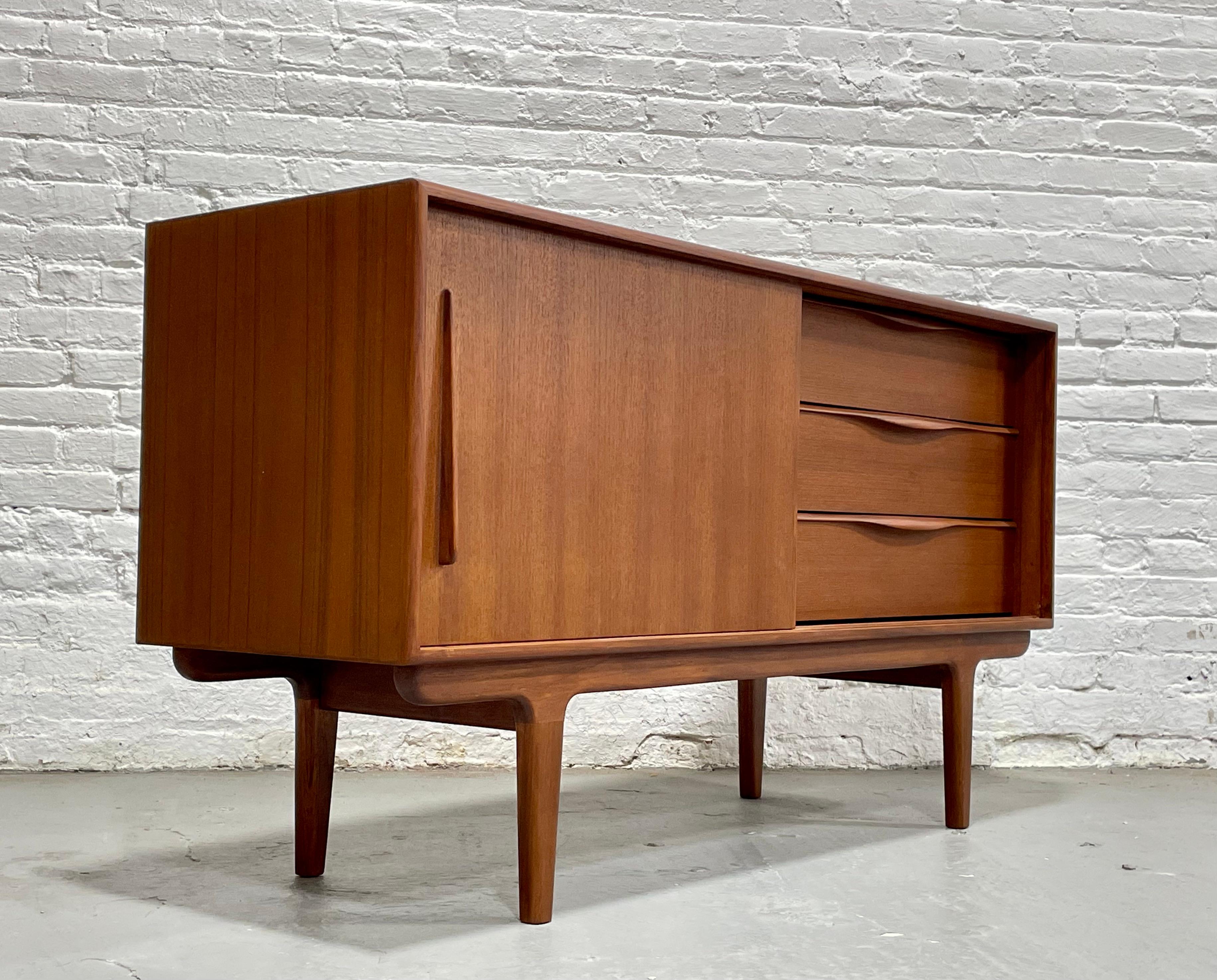 Media stand CREDENZA in teak in stile Mid Century MODERN di dimensioni APPARTAMENTO in vendita 2