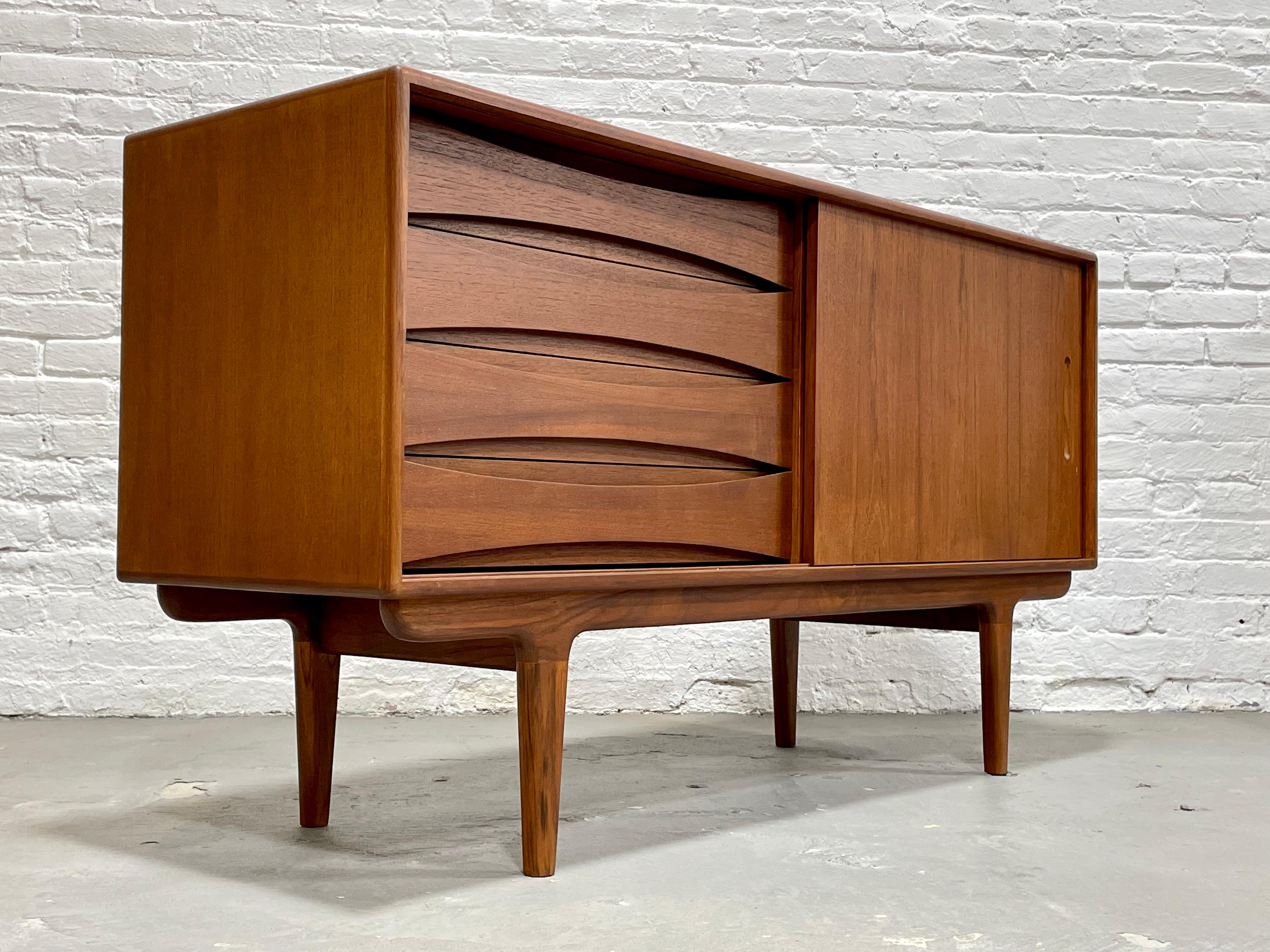 Apartment Sized Mid-Century Modern Styled Teak Credenza / Media Stand For Sale 4