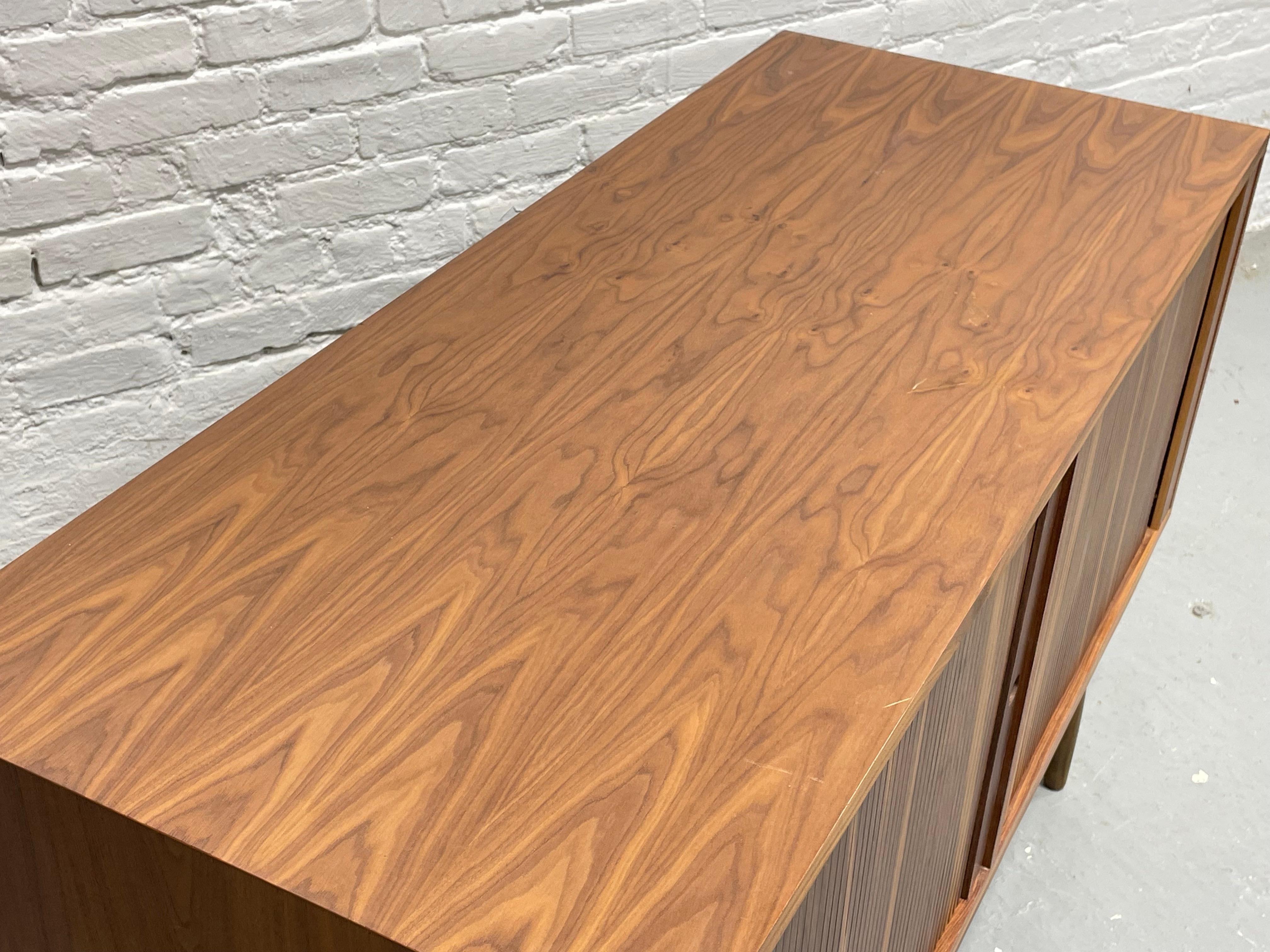 Aparador WALNUT CREDENZA / Mid Century Modern by Bruno Hansen en venta 4