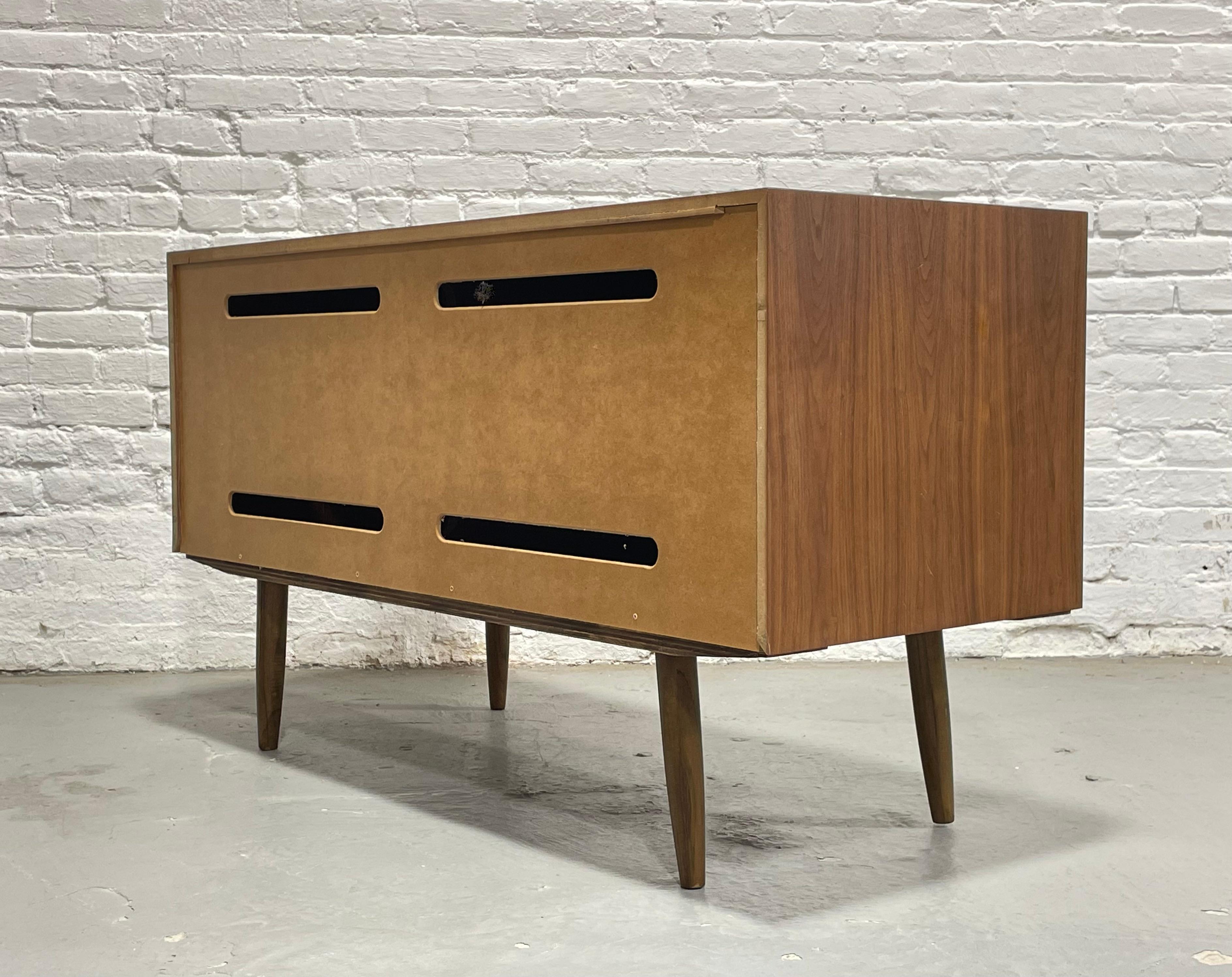 Aparador WALNUT CREDENZA / Mid Century Modern by Bruno Hansen en venta 5