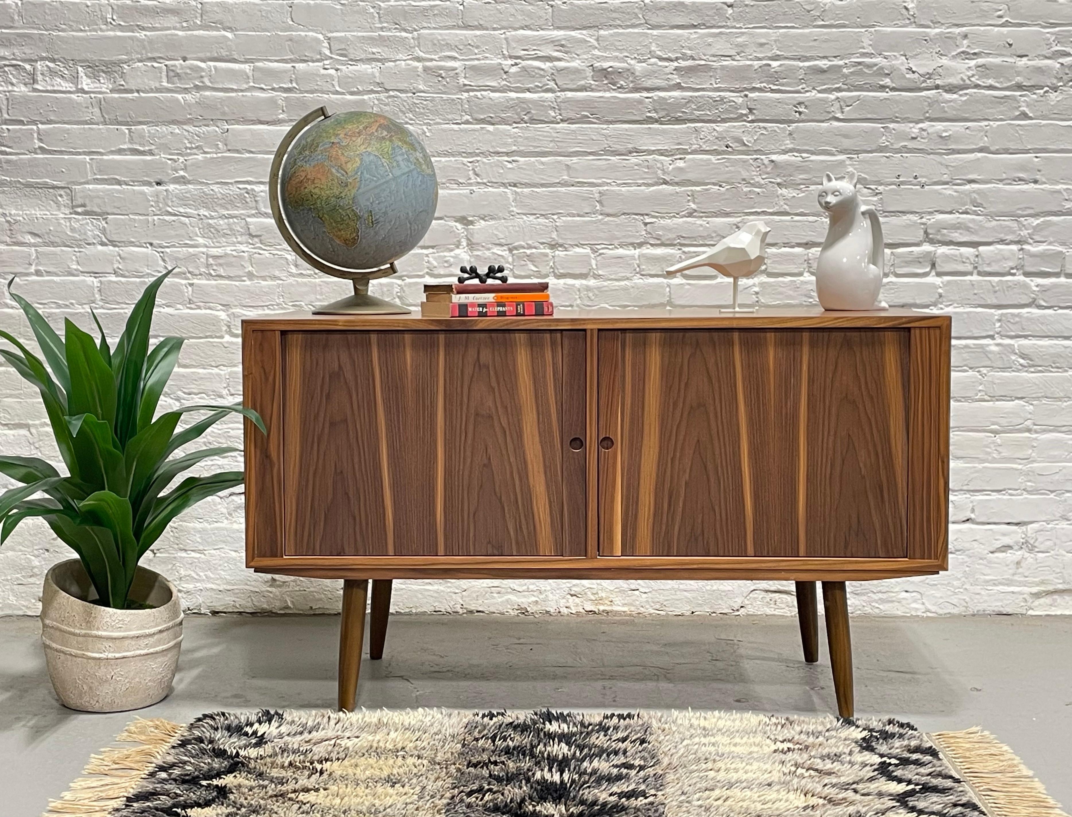 Credenza / soporte multimedia moderno de mediados de siglo WALNUT en un tamaño de apartamento perfectamente adaptado, de Bruno Hansen, Made in Denmark, c. 1960's. Esta belleza presenta exquisitas vetas de madera, tiradores circulares incrustados y