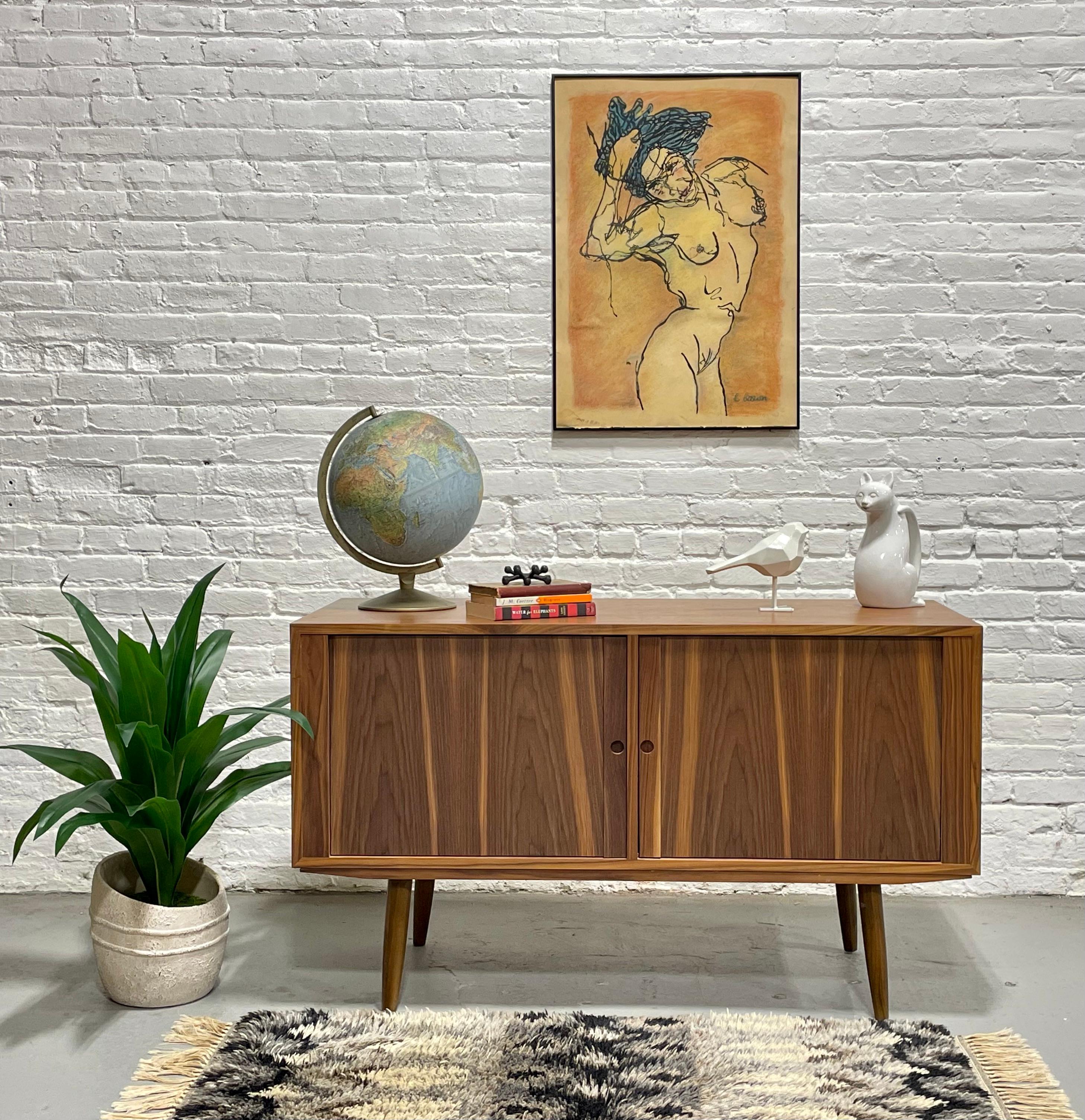 Aparador WALNUT CREDENZA / Mid Century Modern by Bruno Hansen Moderno de mediados de siglo en venta
