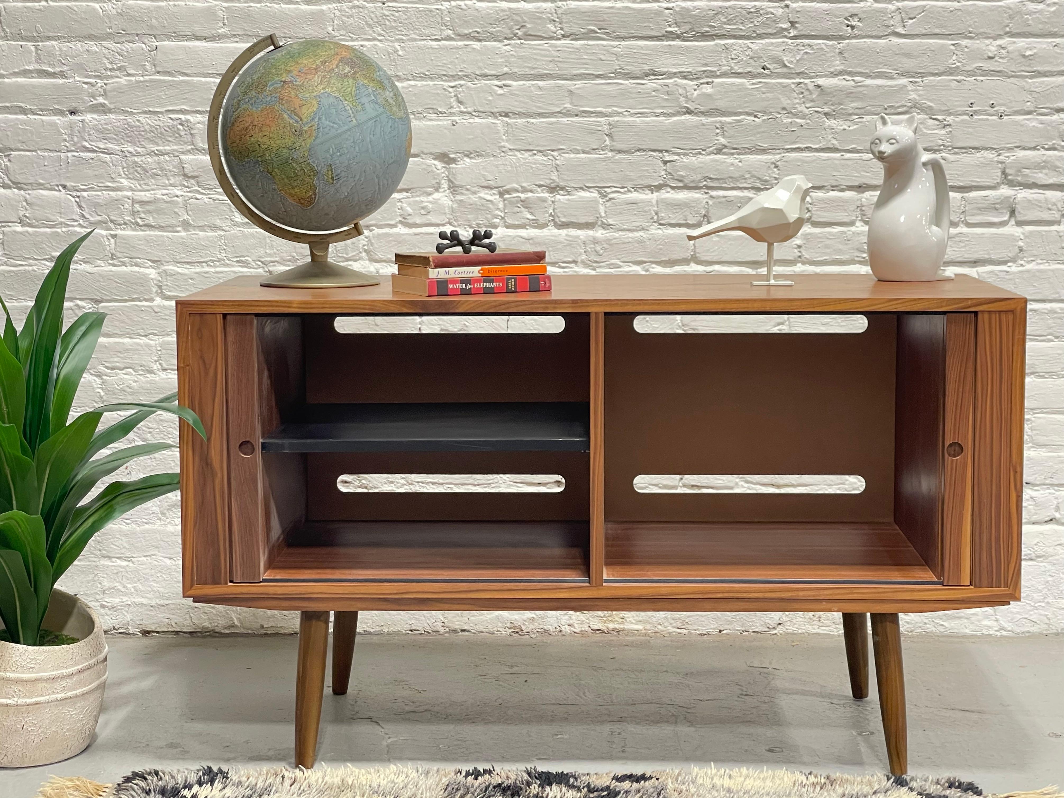Aparador WALNUT CREDENZA / Mid Century Modern by Bruno Hansen mediados del siglo XX en venta