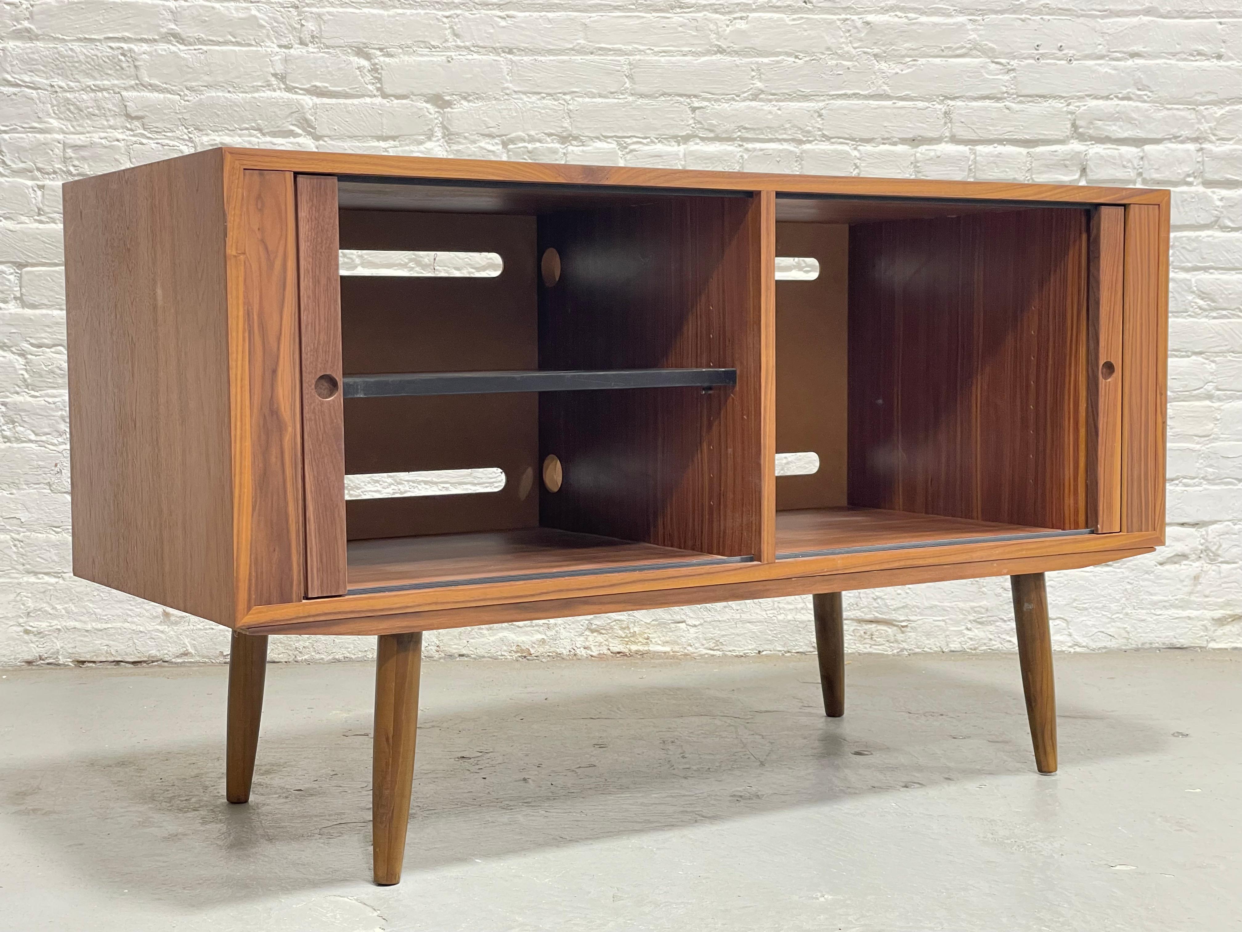Aparador WALNUT CREDENZA / Mid Century Modern by Bruno Hansen Nogal en venta