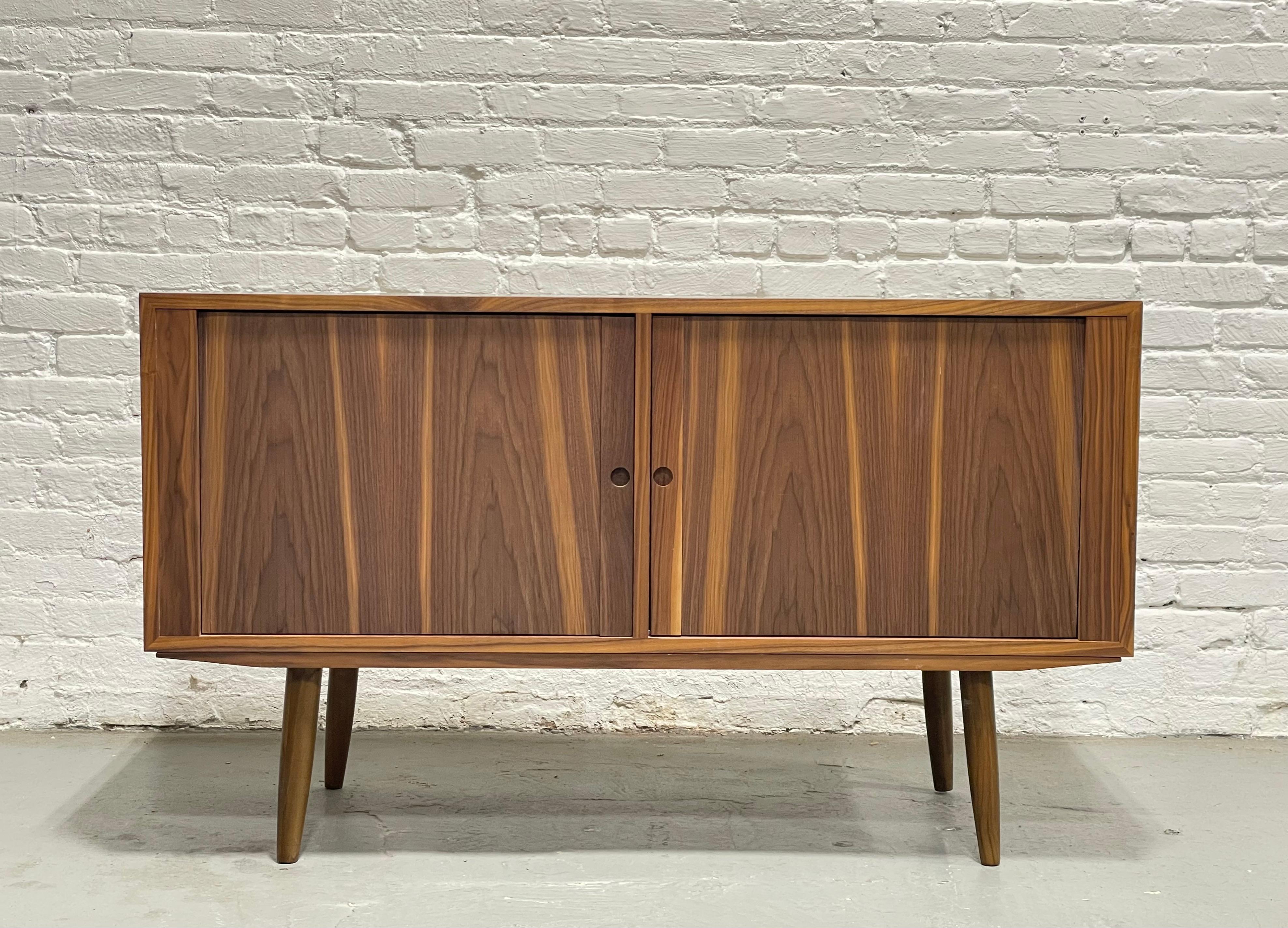 Aparador WALNUT CREDENZA / Mid Century Modern by Bruno Hansen en venta 1