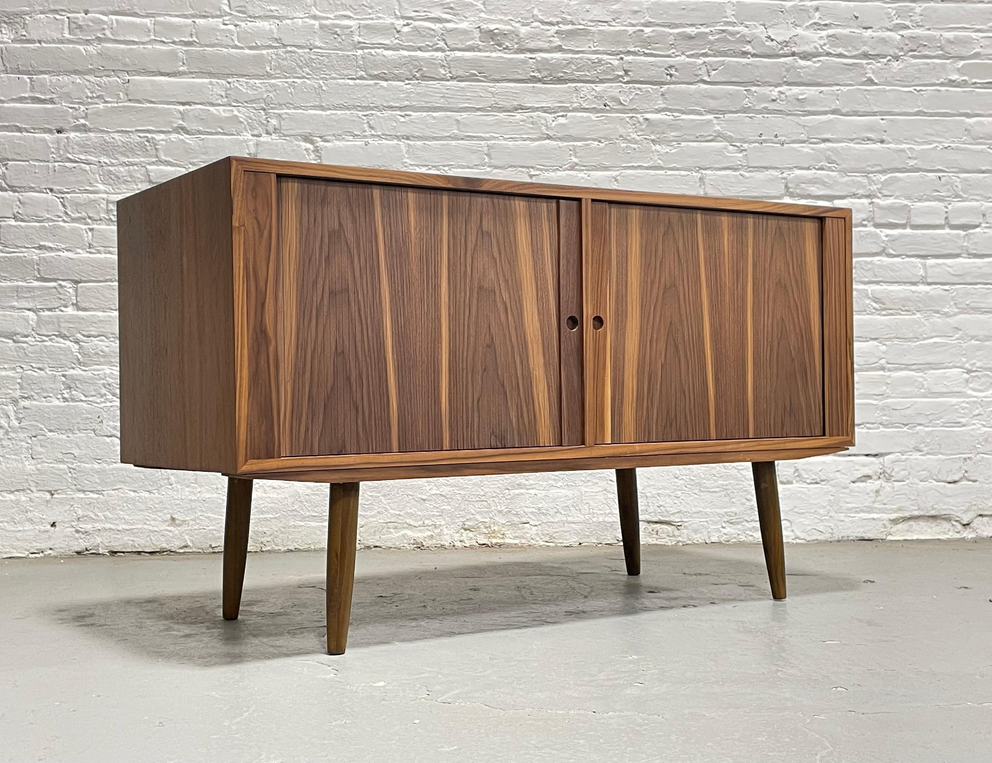 Aparador WALNUT CREDENZA / Mid Century Modern by Bruno Hansen en venta 2