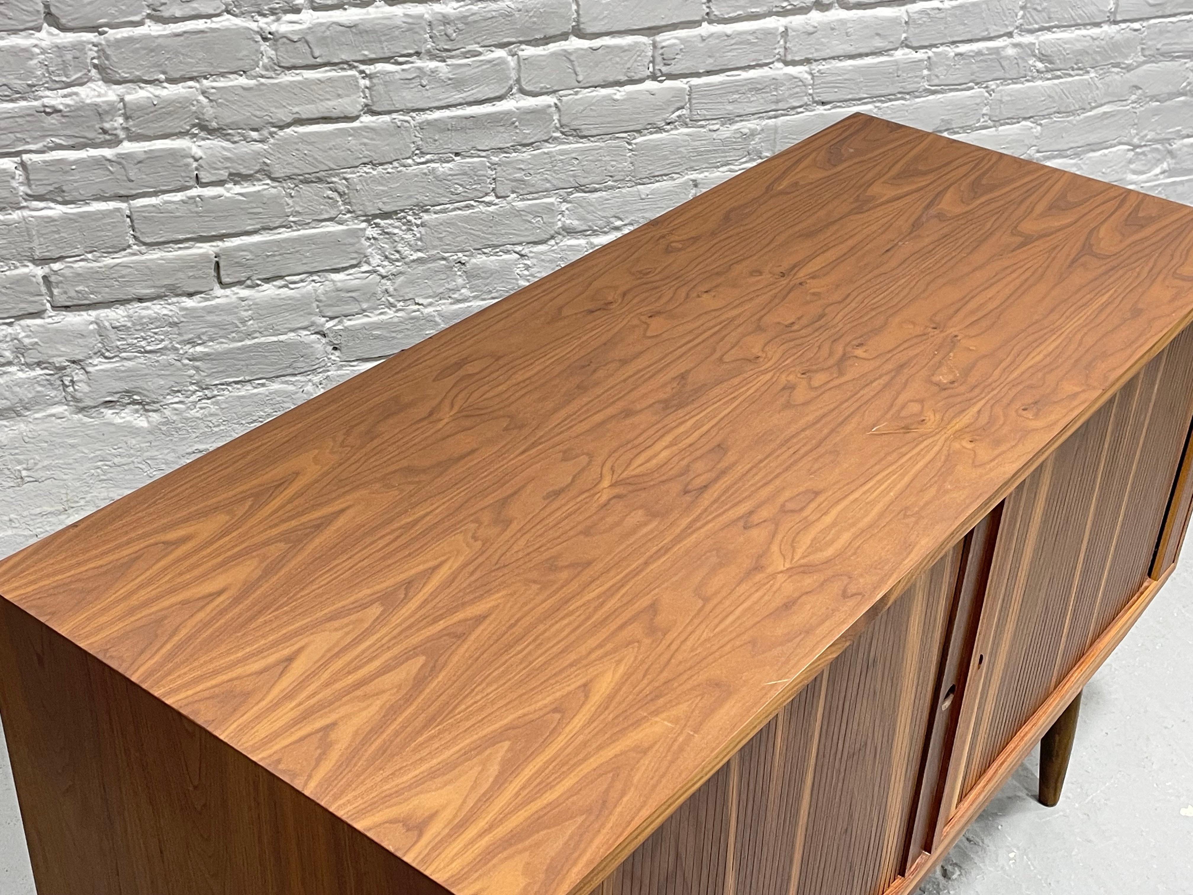 Aparador WALNUT CREDENZA / Mid Century Modern by Bruno Hansen en venta 3