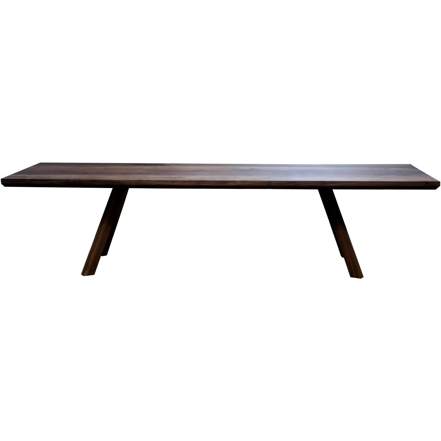 La table basse Apate est fabriquée en bois de noyer massif.  Les lignes de vue sont simples, géométriques et élégantes.  Un bel équilibre entre la forme architrcurale et la variation organique des veines du bois.  Cette table sera à coup sûr une