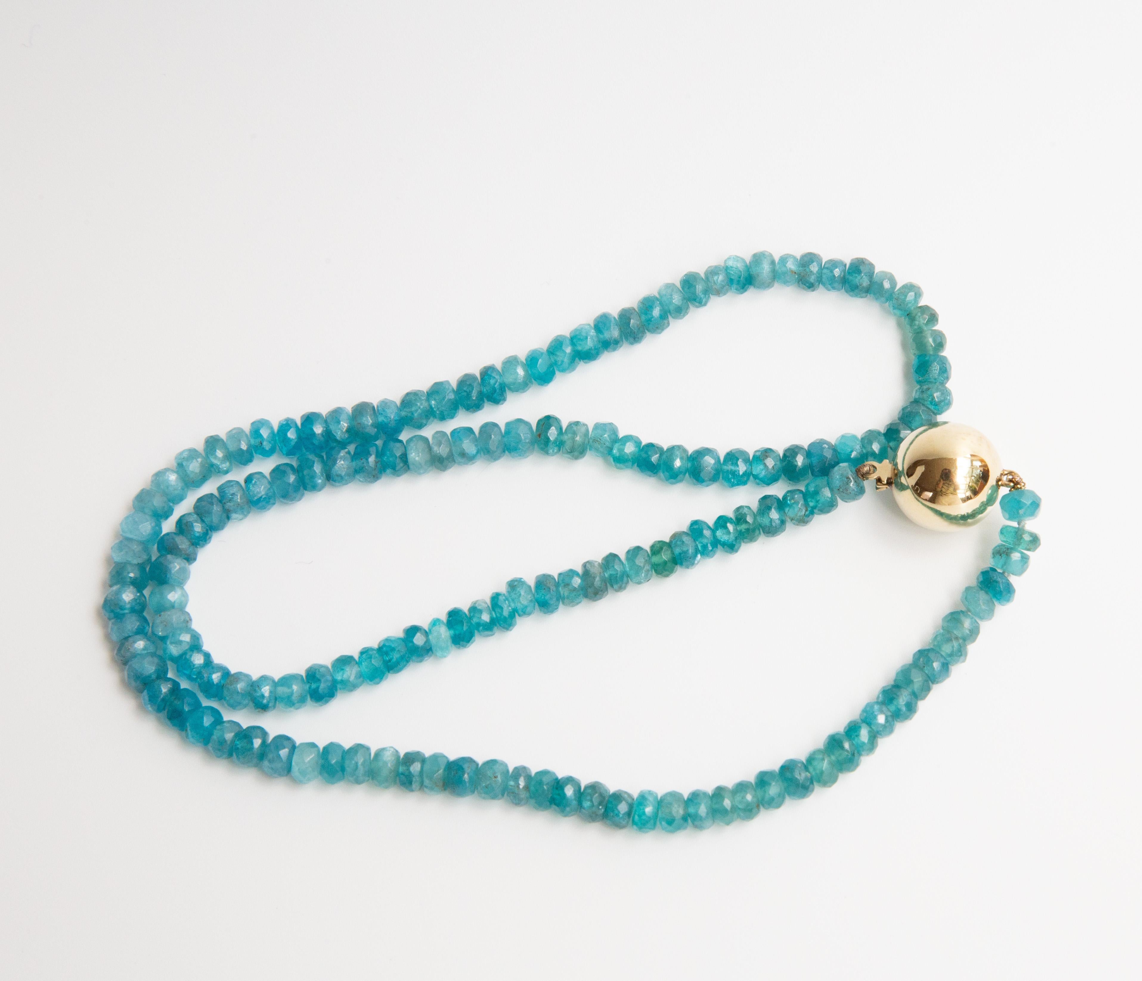 Apatite Beaded Necklace with a 14 Karat Yellow Gold  Ball Clasp In Good Condition For Sale In Arnhem, NL