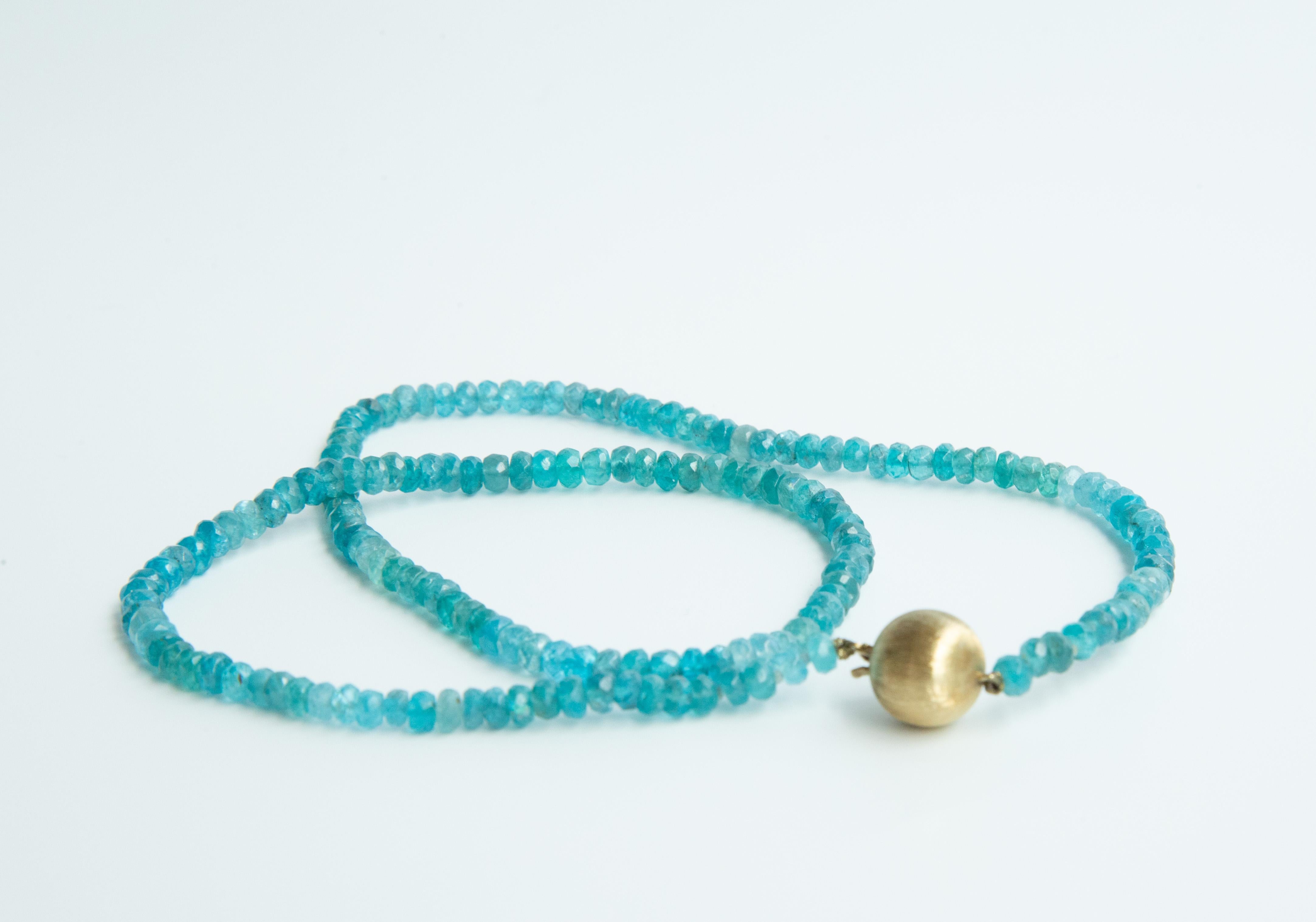 Apatite Beaded Necklace with a 14 Karat Yellow Gold Ball Clasp In Good Condition For Sale In Arnhem, NL