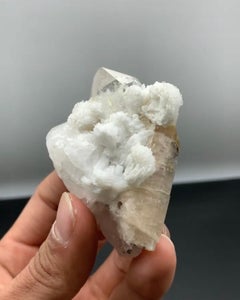 Apatitkristall schön angebracht mit spitzem Quarz in Form von Pakistan