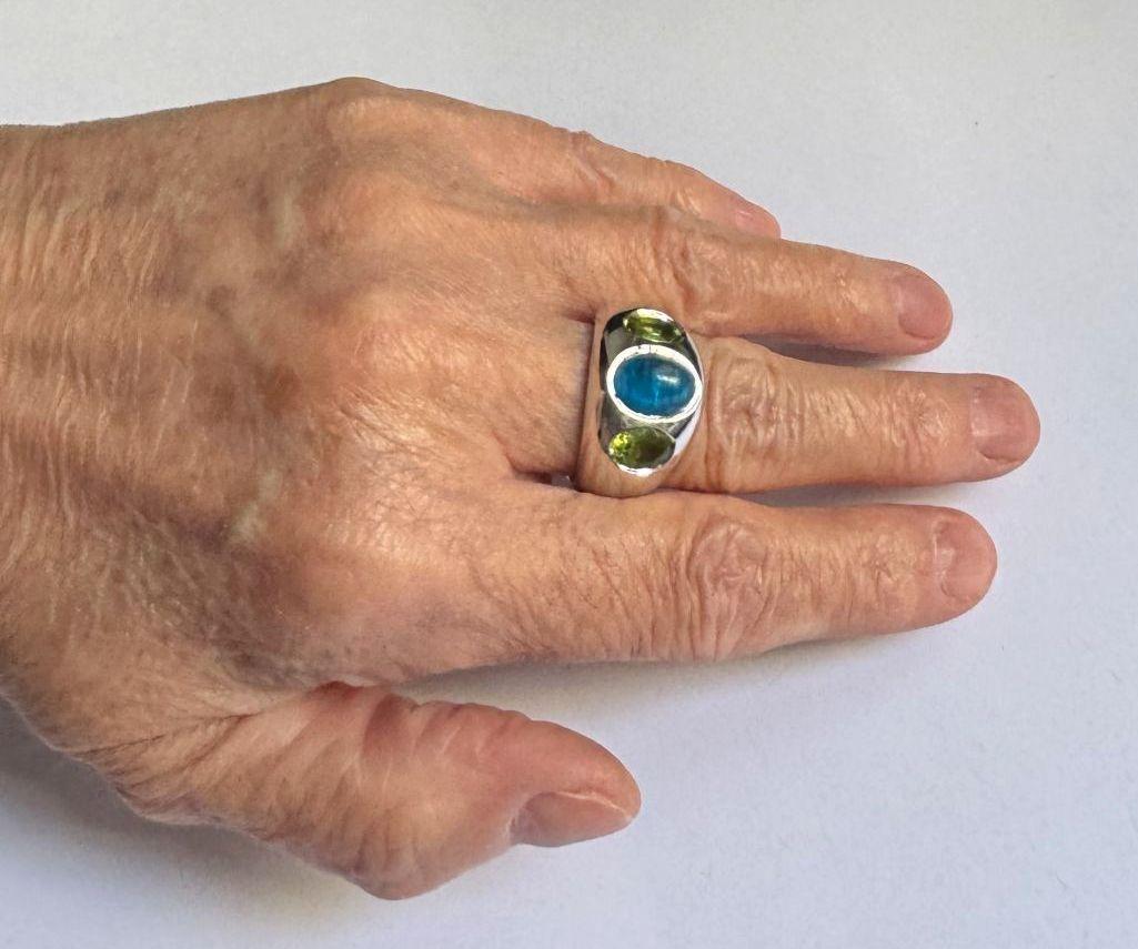 Modern Apatite Peridot White Gold <solid Band Ring by Wagner Preziosen For Sale