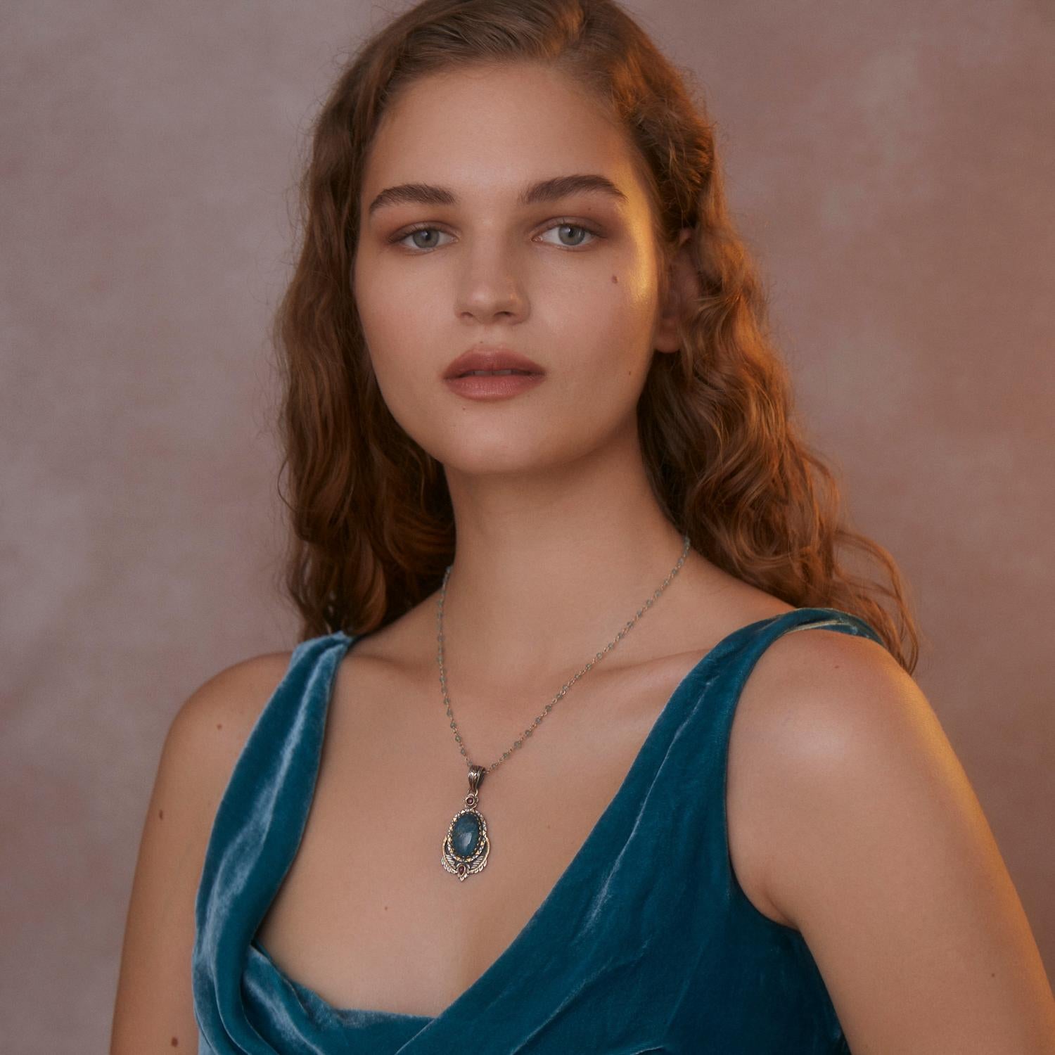 Artigiano Emma Chapman Ciondolo in apatite e rubino in oro giallo e argento in vendita