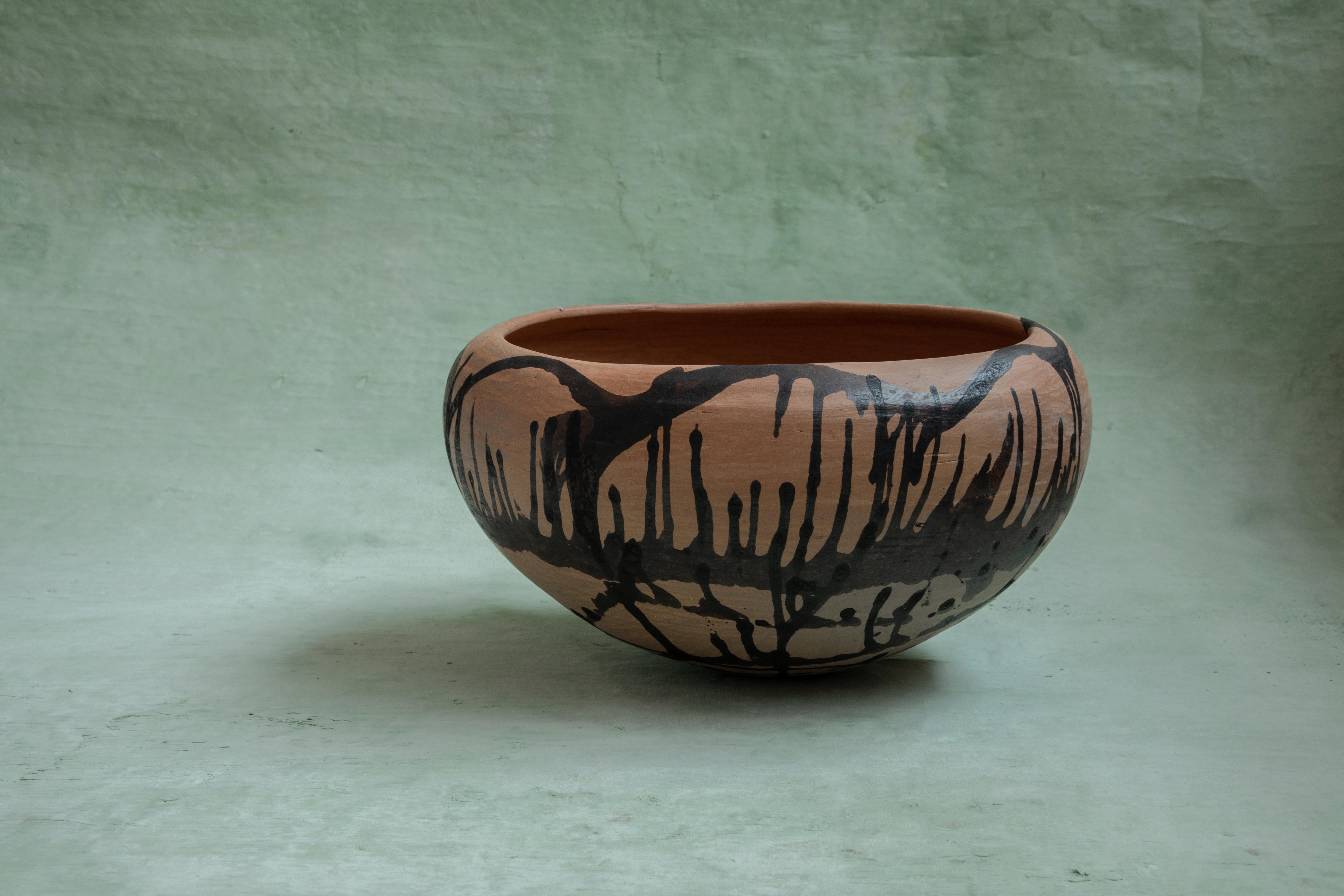 Apaxtle bowl by Onora
Dimensions: D 34 x 18 cm
Materials: Terracotta, splattered pottery with oak bark dye

This collection reinterprets one of the oldest structural techniques in pottery, coiling, the vessels made with this technique are made