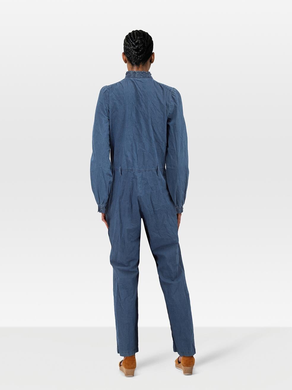 La condizione è molto buona. Questo articolo usato di A.P.C. è stato rivenduto senza alcun segno di usura.
 

 Dettagli
 

 

 Blu
 

 Cotone
 

 Tuta
 

 Maniche lunghe
 

 Dettaglio colletto elasticizzato
 

 Con la cintura
 

 Chiusura con