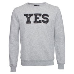 A.P.C., jersey gris con texto.