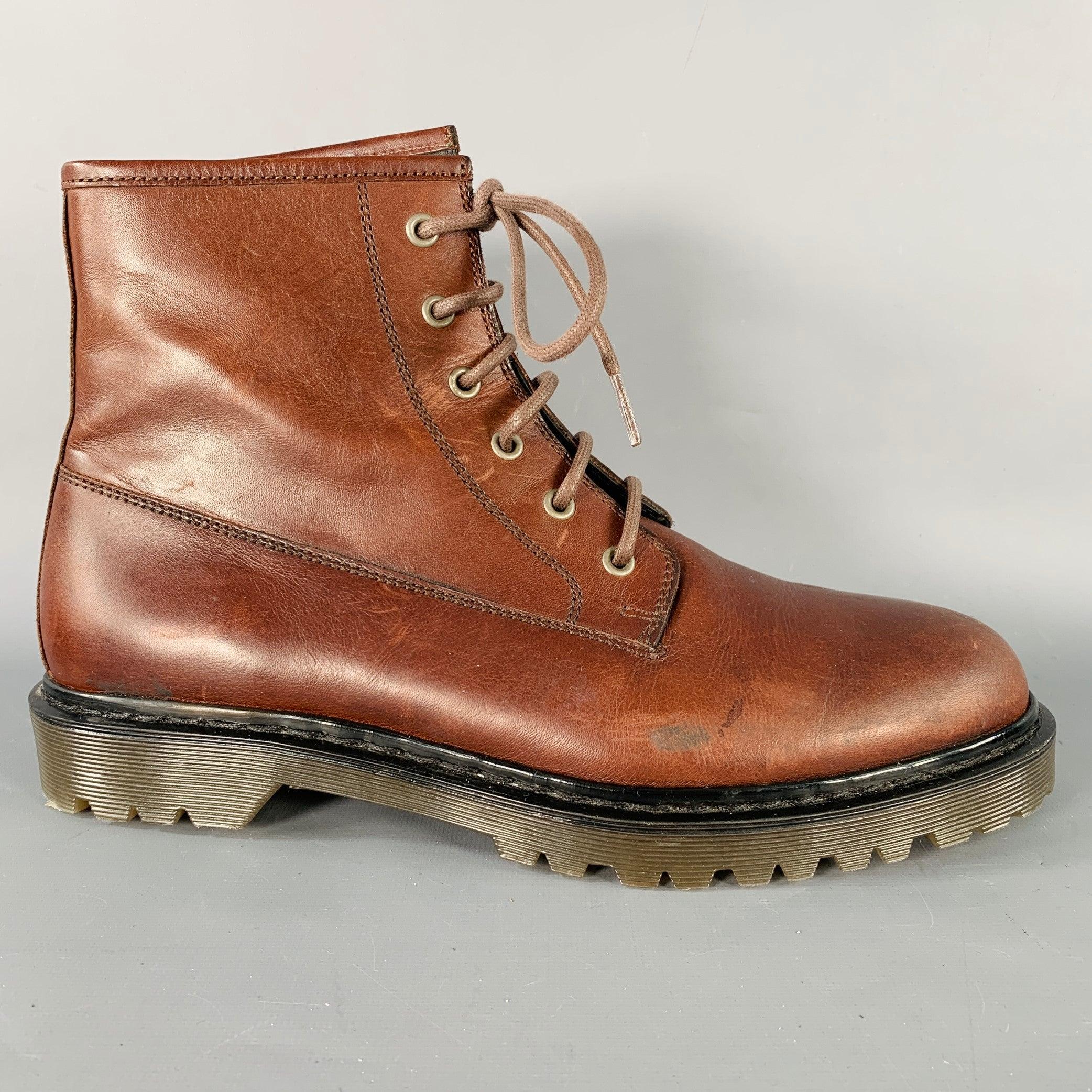 Bottes A.I.C.
en cuir marron avec un style cheville, une semelle en caoutchouc et une fermeture à lacets. Fabriqué au Portugal. Très bon état. Petites éraflures et plis. 

Marqué :   IT 44 

Mesures : 
  Longueur : 12.25 pouces Largeur : 4.5 pouces
