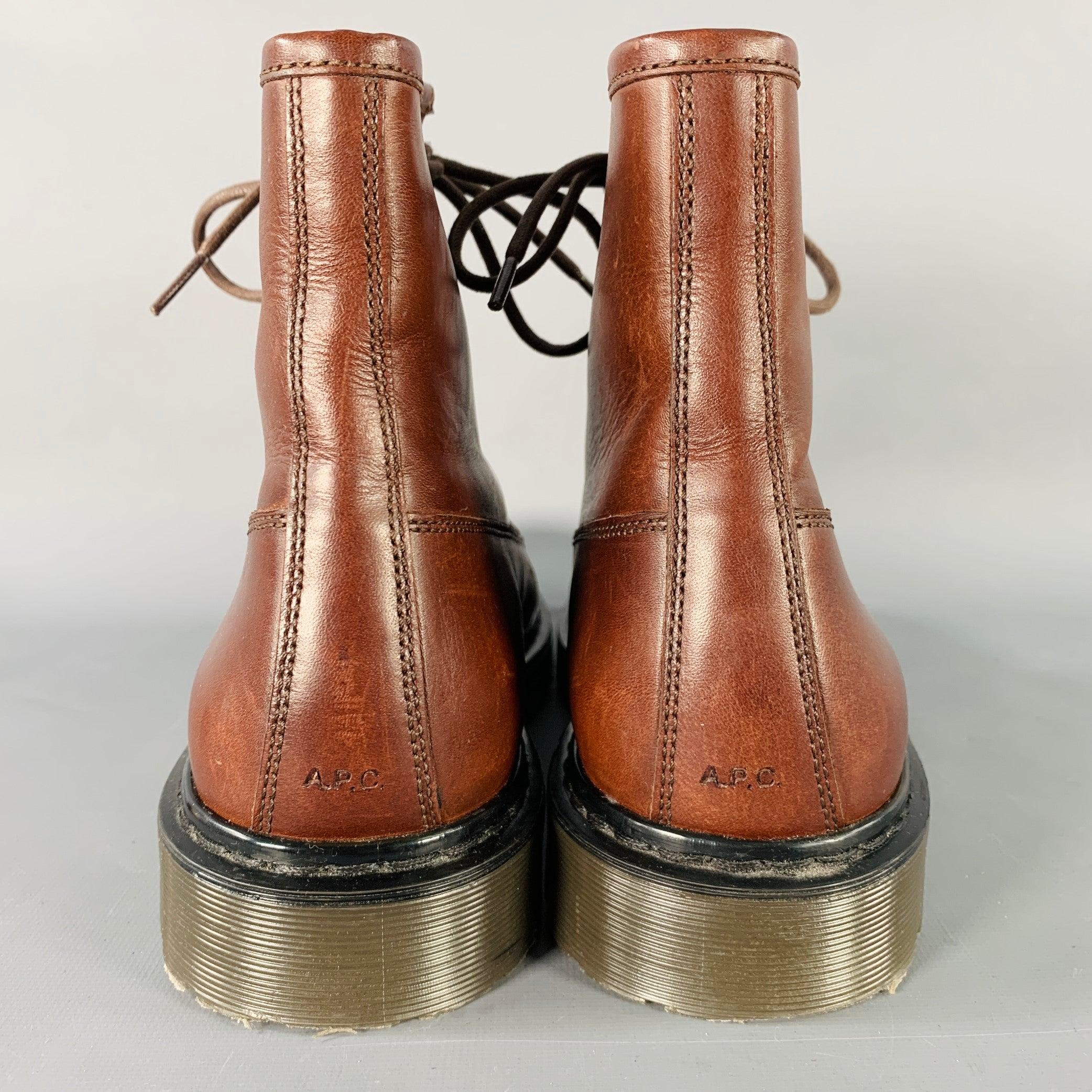 A.P.C. Taille 11 Bottes à lacets en cuir marron avec semelle en caoutchouc Bon état - En vente à San Francisco, CA