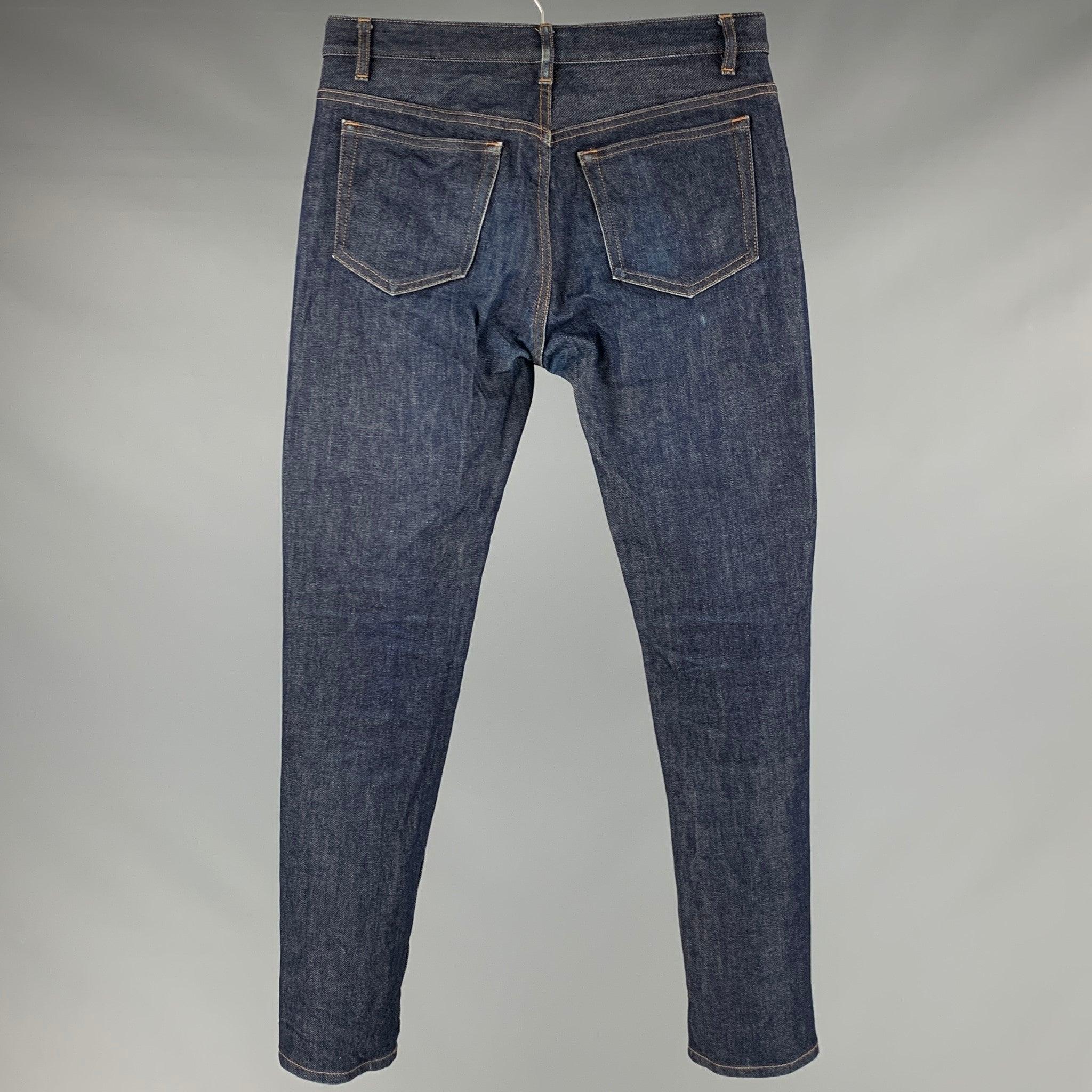A.P.C. Jeans
aus blauem Baumwollmischgewebe mit Kontrastnähten, fünf Taschen und Schlitzverschluss mit Knopf. Sehr guter, gebrauchter Zustand. Geringfügige Mängel. 

Markiert:   29 

Abmessungen: 
  Taille: 29 Zoll Steigung: 8 Zoll Innennaht: 29