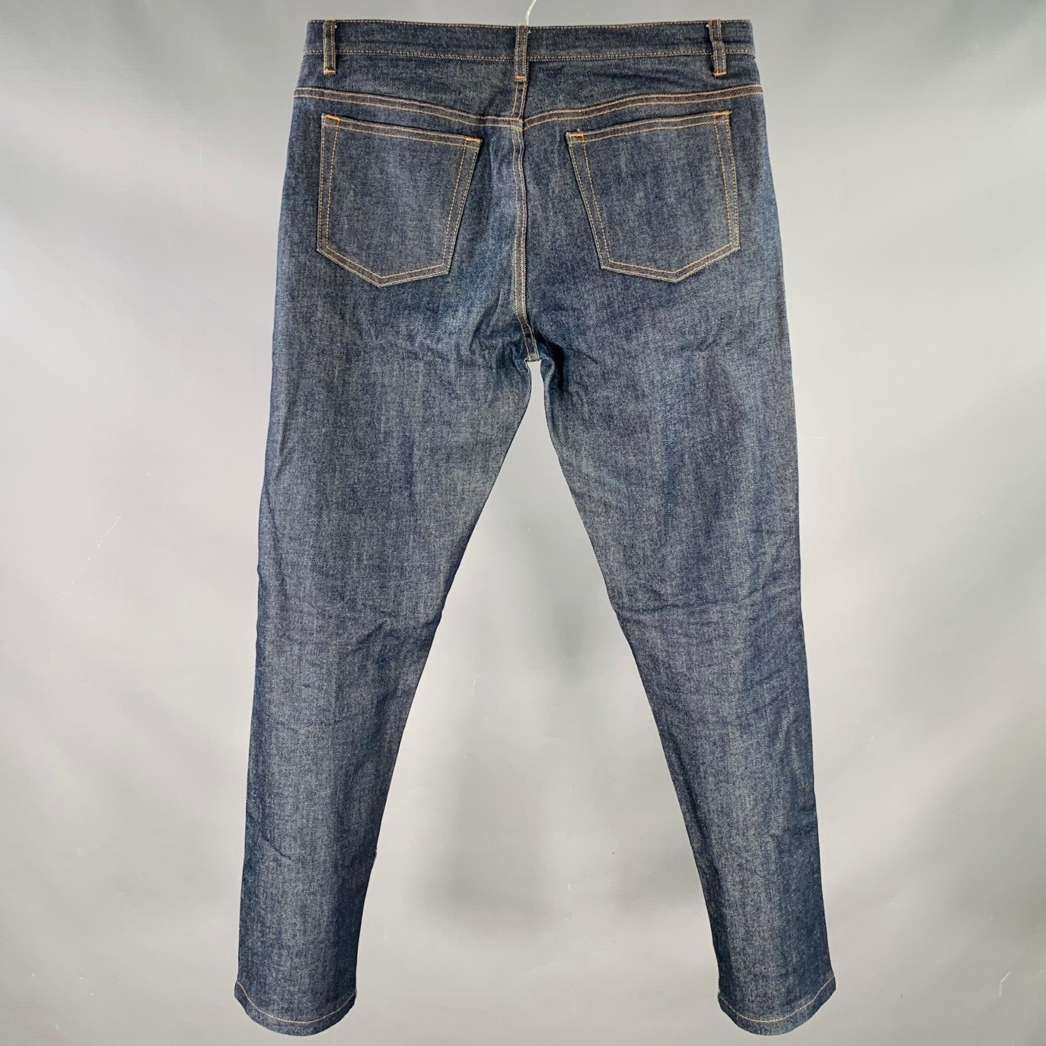 Jeans A.P.C.
in denim misto cotone e poliuretano indaco con cuciture gialle a contrasto, gamba dritta e chiusura con bottoni. Eccellente condizione di usato. 

Contrassegnato:   32 

Misure: 
  Vita: 32 pollici Cavallo: 9 pollici Gamba: 28 pollici 
