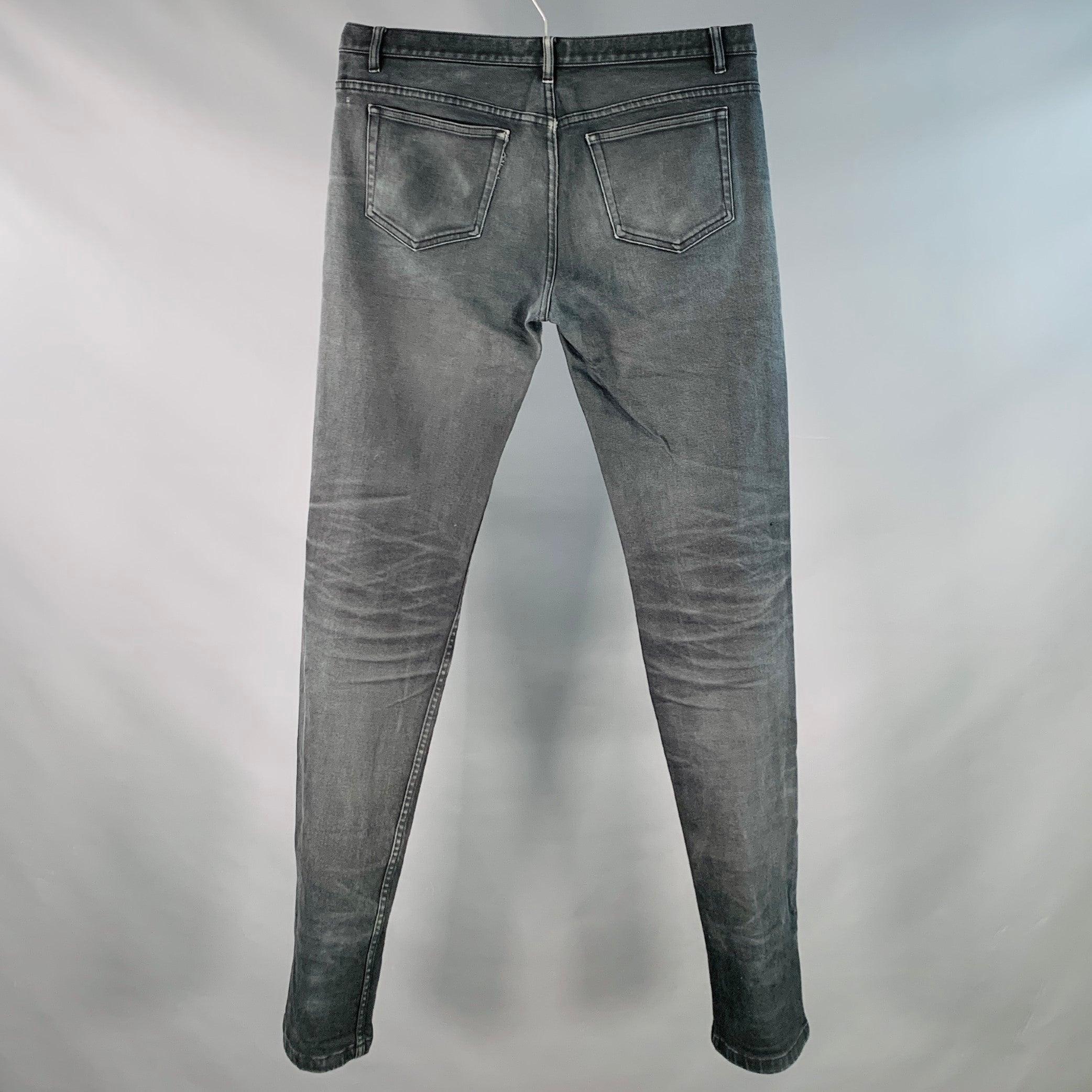 Jeans A.P.C.
in twill di misto cotone grigio con cinque tasche, gamba affusolata e chiusura con bottoni. Ottimo stato usato. Sbiadimento e segni di usura minori. 

Contrassegnato:   33 

Misure: 
  Vita: 33 pollici Cavallo: 11 pollici Gamba: 36