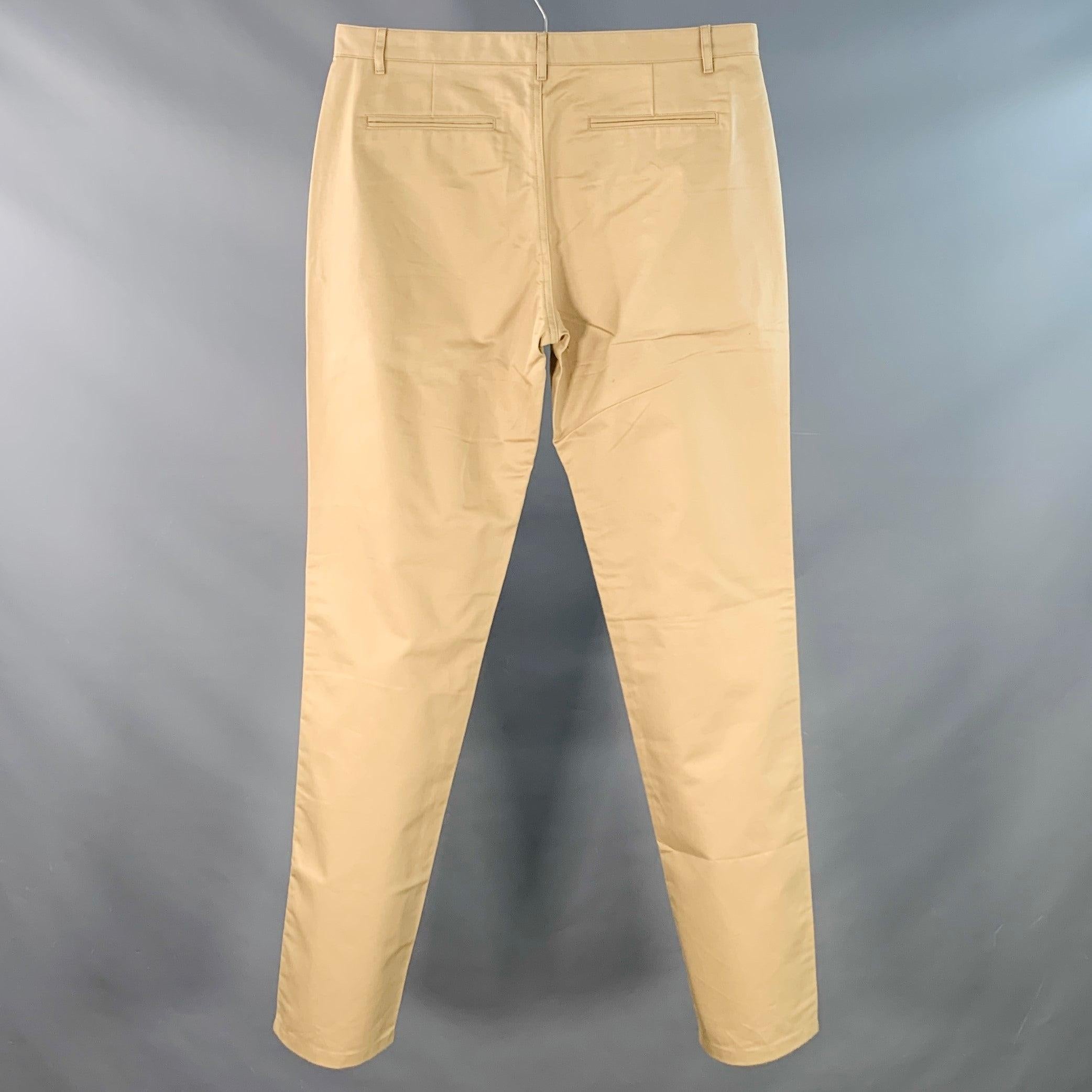 Pantaloni casual A.P.C.
in twill di cotone color kaki, con un taglio frontale piatto, gamba affusolata e chiusura con zip. Made in Bulgaria. Eccellente condizione di usato. 

Contrassegnato:   33 

Misure: 
  Vita: 33 pollici Cavallo: 9,25 pollici
