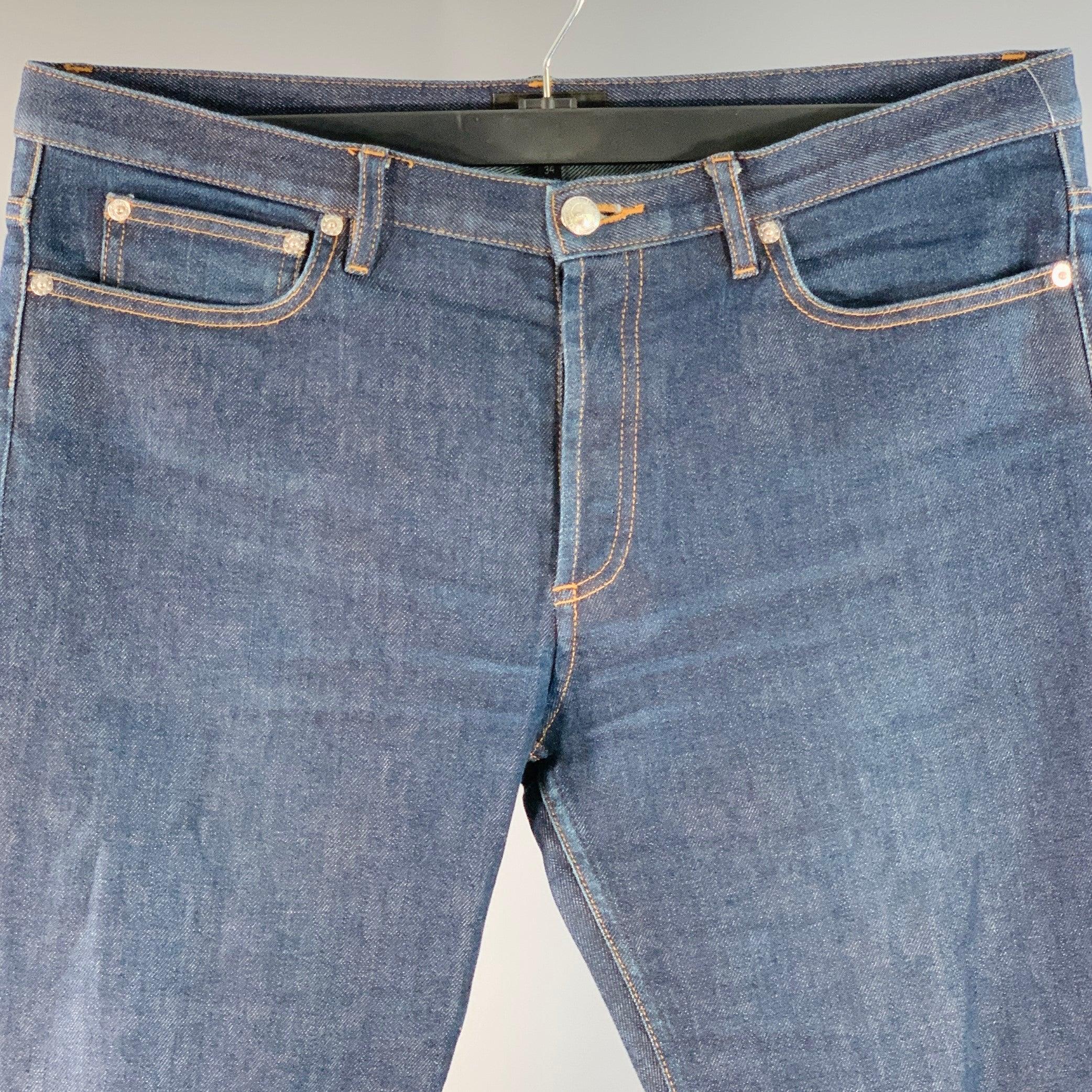 Vaqueros A.P.C.
en sarga azul de mezcla de algodón y poliuretano, con cinco bolsillos, pernera estrecha y bragueta de botones. Muy buen estado de conservación. Marca menor. 

Marcado:   34 

Medidas: 
  Cintura: 34 pulgadas Altura: 9 pulgadas