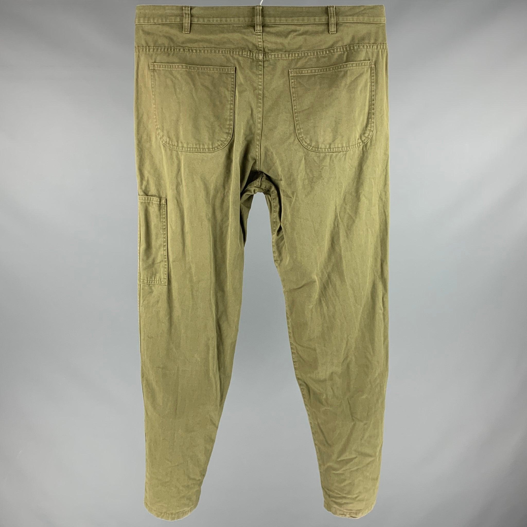 A.P.C. casual pants
in a green cotton fabric featuring a jean cut, five pockets, and a zip fly closure.Good Pre-Owned Condition. Moderate signs of wear. 

Marked:   34 

Measurements: 
  Waist: 34 inches Rise: 10 inches Inseam: 31 inches Leg