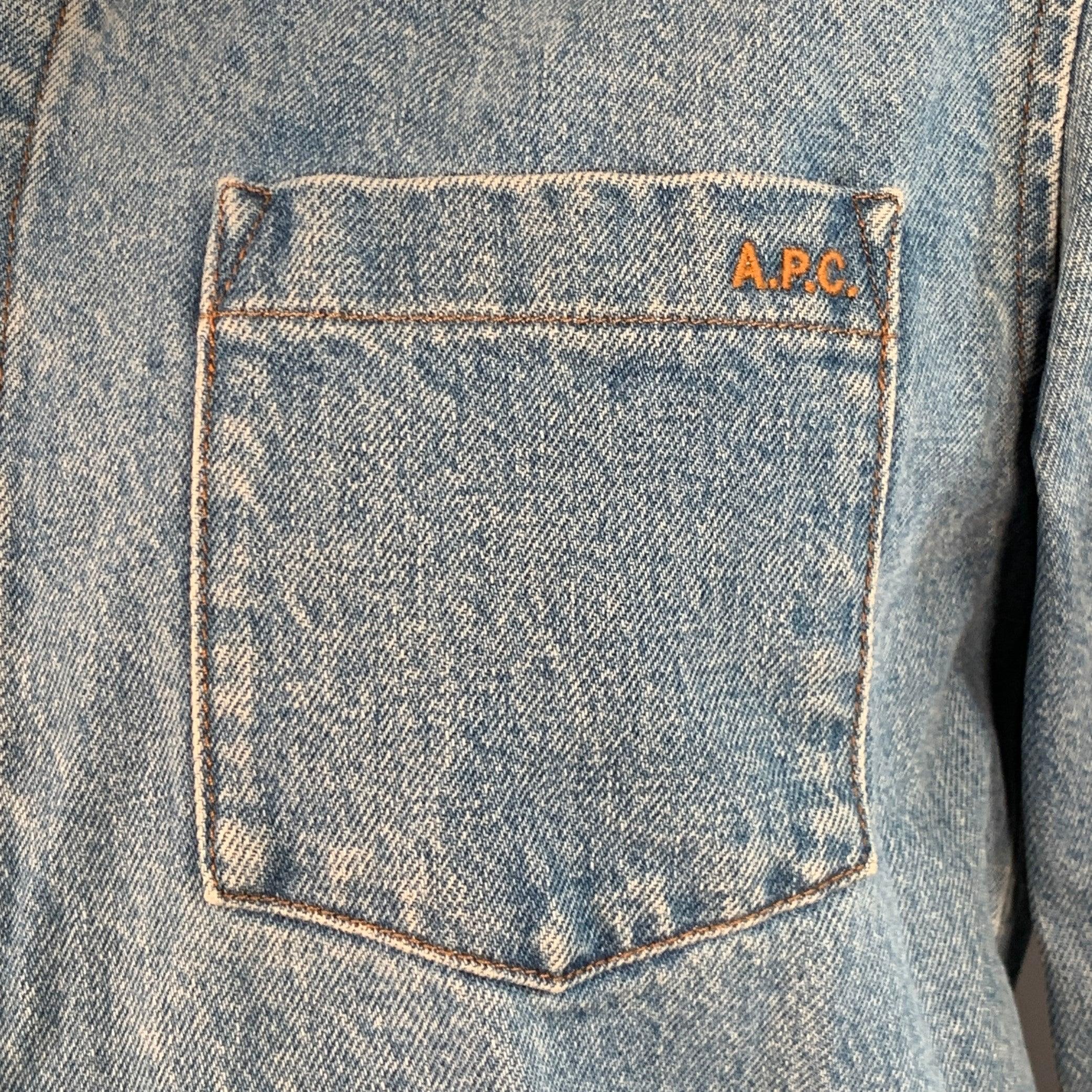 Chemise à manches longues A.P.C.
en denim sergé bleu, avec un col large, une poche et une fermeture à bouton.Excellent état d'occasion. 

Marqué :   L 

Mesures : 
 
Épaule : 18.5 pouces Poitrine : 44 pouces Manches : 25.75 pouces Longueur : 29.5