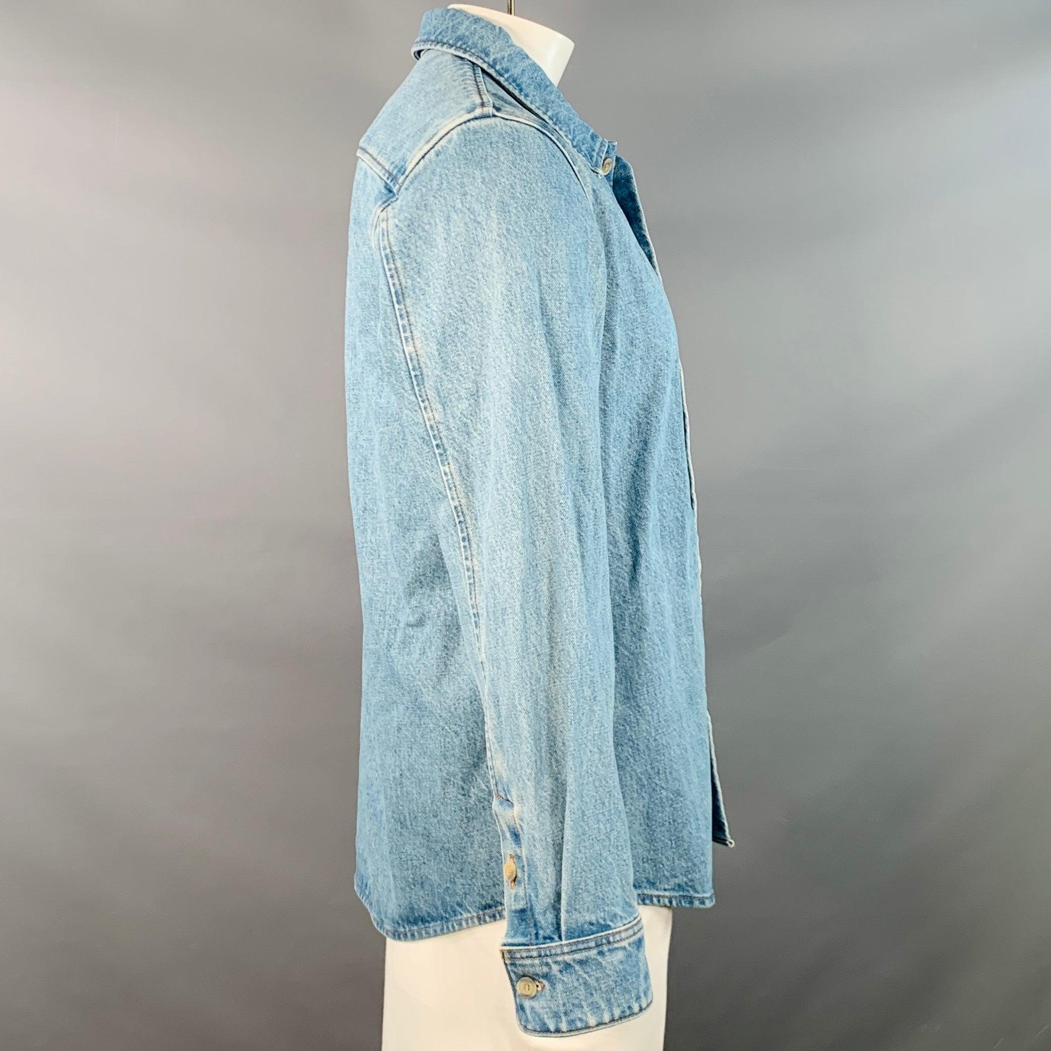Bleu A.P.C. Taille L Chemise à manches longues à une poche en denim bleu délavé en vente