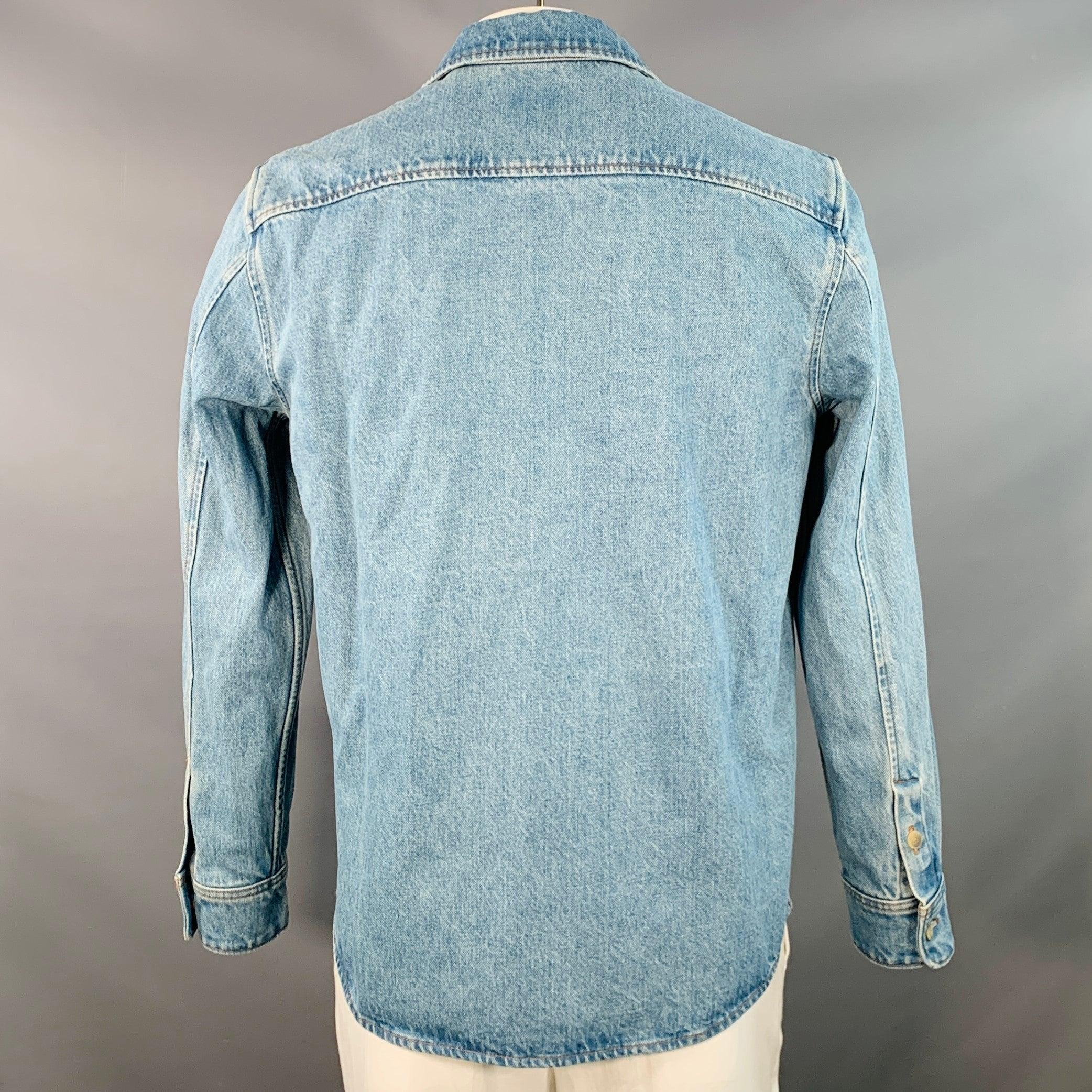 A.P.C. Taille L Chemise à manches longues à une poche en denim bleu délavé Excellent état - En vente à San Francisco, CA