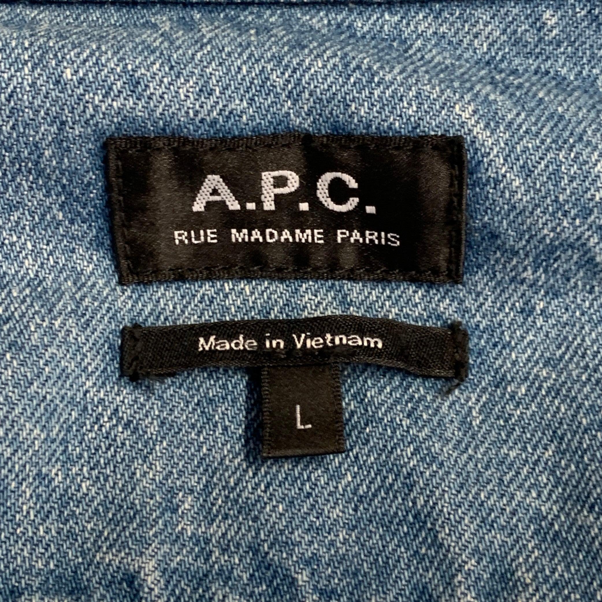 A.P.C. Taille L Chemise à manches longues à une poche en denim bleu délavé Pour hommes en vente