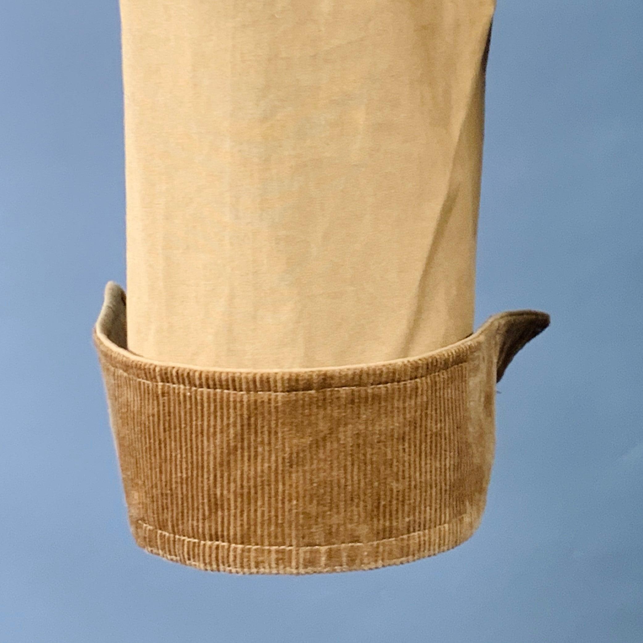 Veste A.I.C.
en toile de coton beige, avec un col en velours côtelé marron et des poignets en velours côtelé marron repliés, trois poches plaquées et une fermeture à boutons.Très bon état d'occasion. Marques mineures. 

Marqué :   L 

Mesures : 
