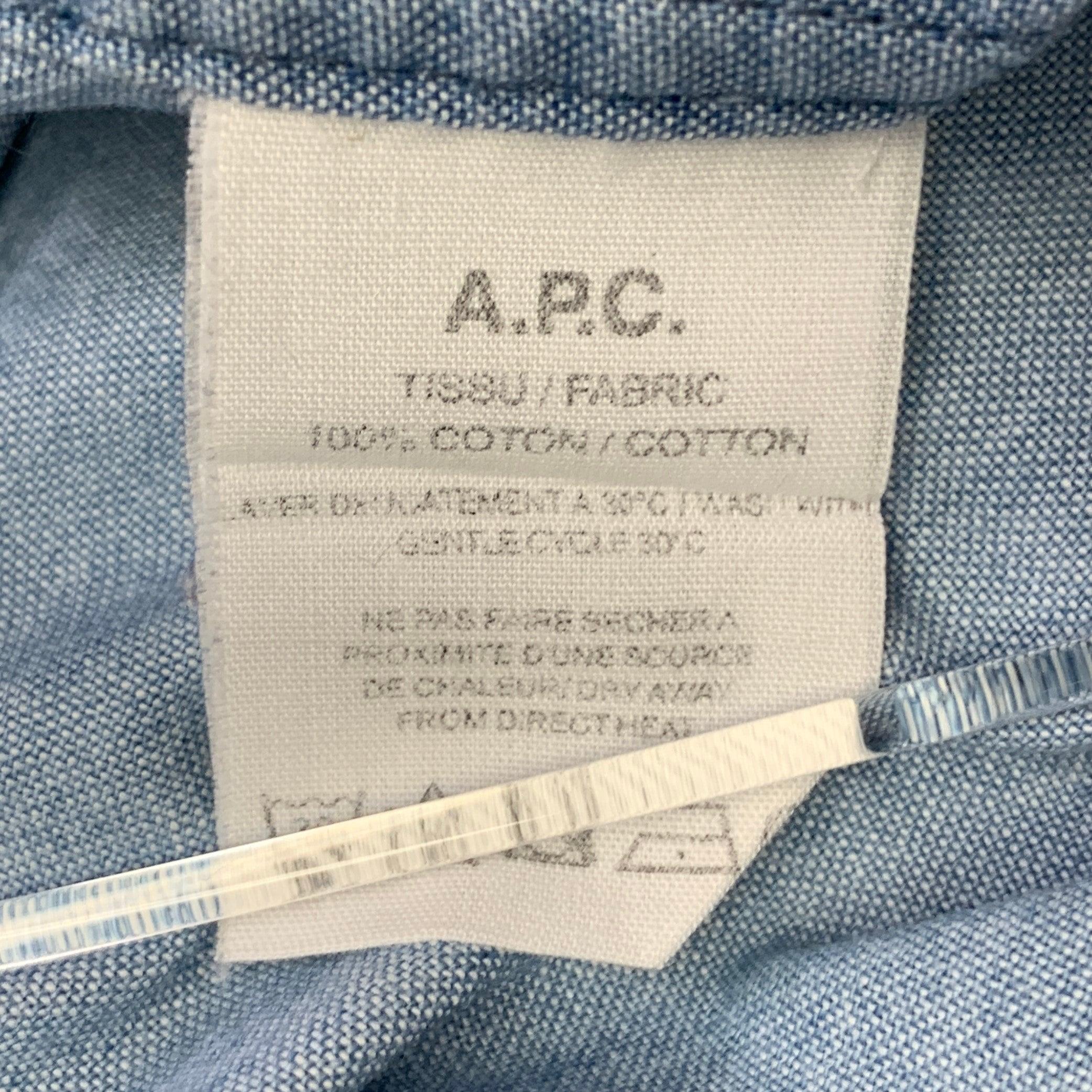 A.P.C. Size M Chemise à manches longues en coton chambray bleu à col large Pour hommes en vente