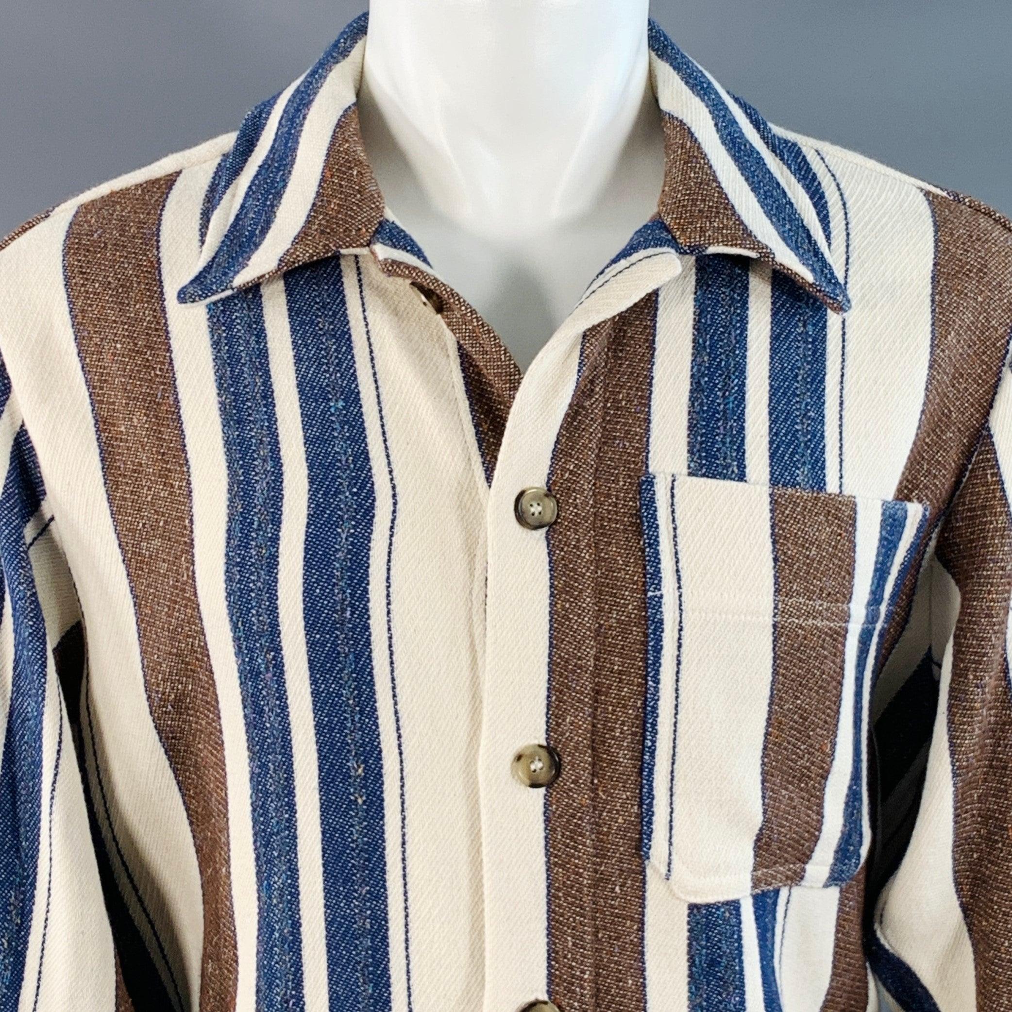 Camicia a manica lunga A.P.C.
in tessuto misto cotone marrone, blu e crema, con motivo a righe, una tasca e chiusura con bottoni.Eccellente condizione di usato. 

Contrassegnato:   M 

Misure: 
 
Spalla: 18 pollici Petto: 44 pollici Maniche: 24,5