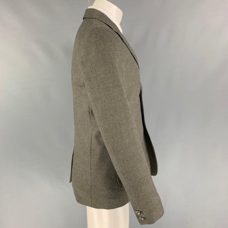 A.P.C sport coat comes in a grey & cream wool with a full liner featuring a notch lapel, patch pockets, single back vent, and a double button closure.
Very Good
Pre-Owned Condition. 

Marked:   M  

Measurements: 
 
Shoulder: 16.5 inches  Chest:
40