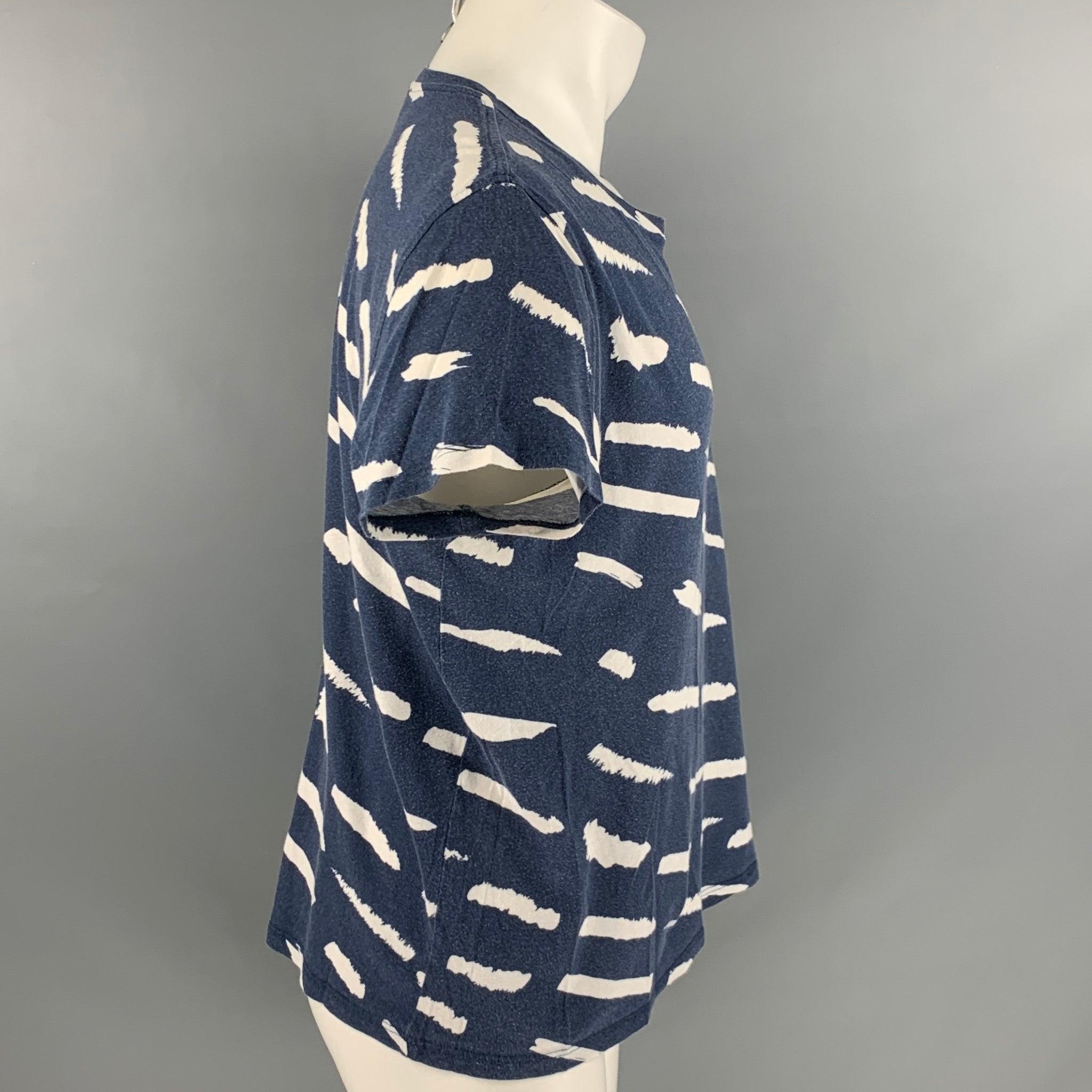 A.P.C. T-Shirt comes in navy and white cotton linen jersey and features a scoop neck.Good Pre-Owned Condition. Moderate Piling. 

Marked:   M 

Measurements: 
 
Shoulder: 18 inches Chest: 38 inches Sleeve: 8 inches Length: 25 inches 
  
  
  
