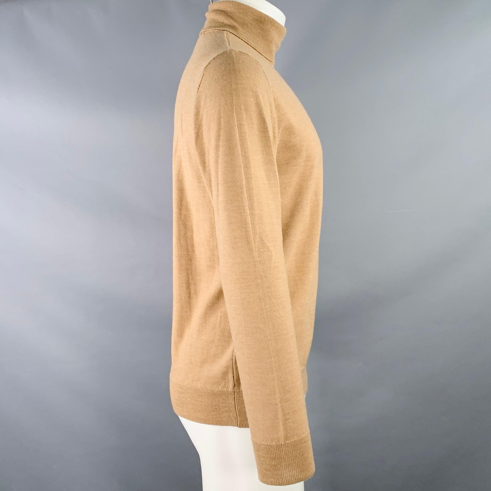 Jersey A.P.C.
en un
Punto de lana merino color canela, con mangas largas y cuello alto. Fabricado en Italia.Excelente estado de conservación. 

Marcado:   M 

Medidas: 
 
Hombro 17,5 pulgadas Pecho: 40 pulgadas Manga: 25 pulgadas Longitud: 25,5