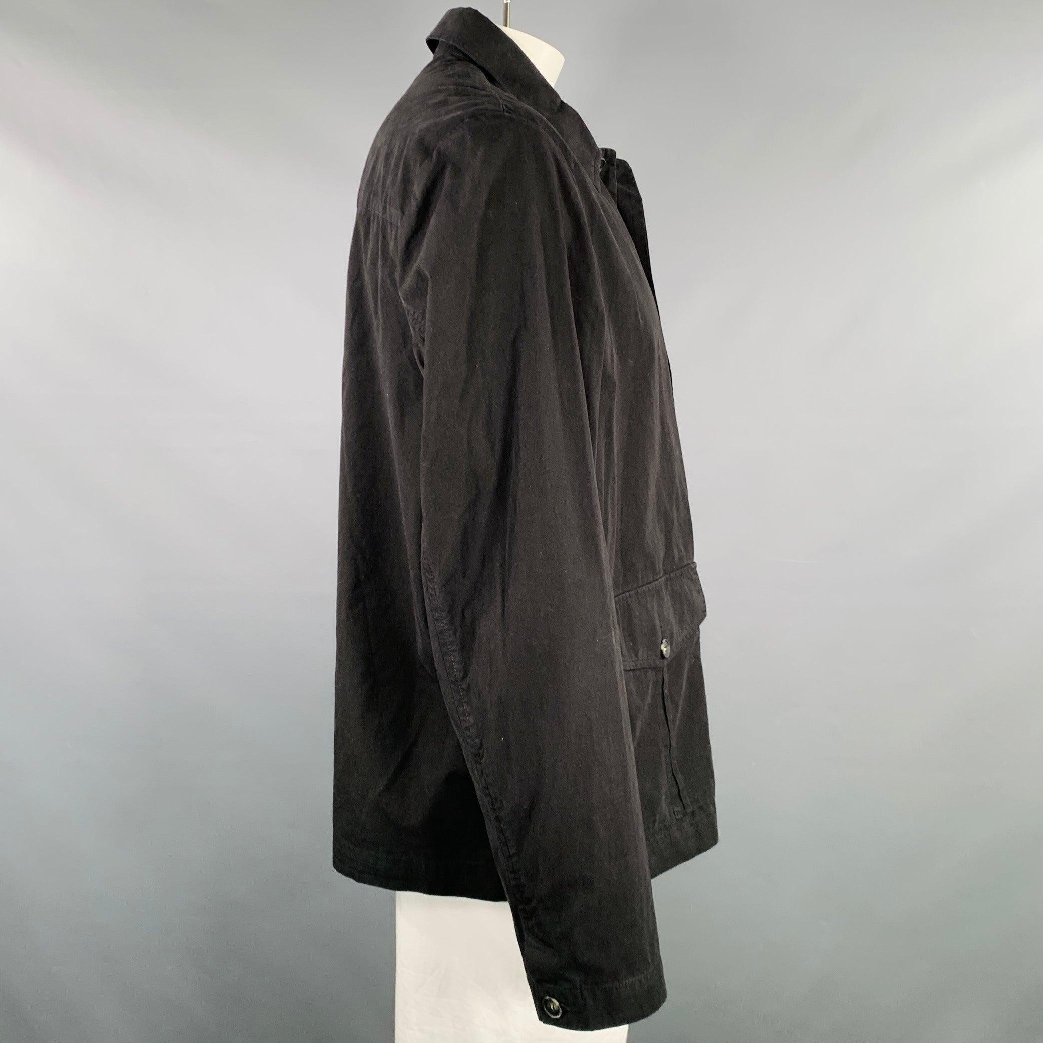 Giacca A.P.C.
in tessuto di cotone nero, stile giacca alla francese, tre tasche con bottoni e chiusura con bottoni.Eccellente condizione di usato. 

Contrassegnato:   XL 

Misure: 
 
Spalla: 18 pollici Petto: 50 pollici Maniche: 27 pollici