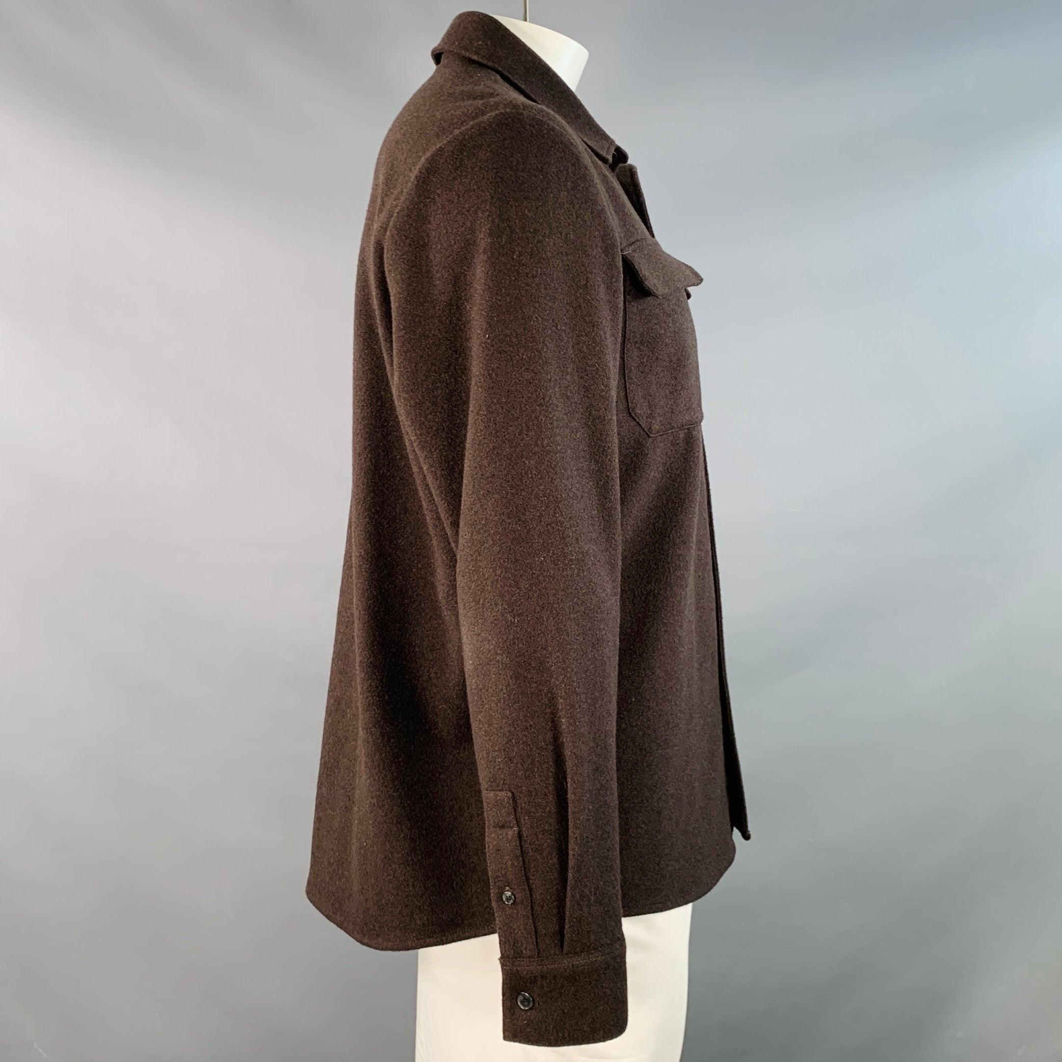 A.P.C. Hemdjacke
aus einem braunen Wollmischgewebe mit zwei Pattentaschen und Knopfverschluss. Ausgezeichneter Pre-Owned Zustand. 

Markiert:   XL 

Abmessungen: 
 
Schultern: 18,5 Zoll Brustumfang: 47 Zoll Ärmelumfang: 26 Zoll Länge: 30 Zoll 
  
 