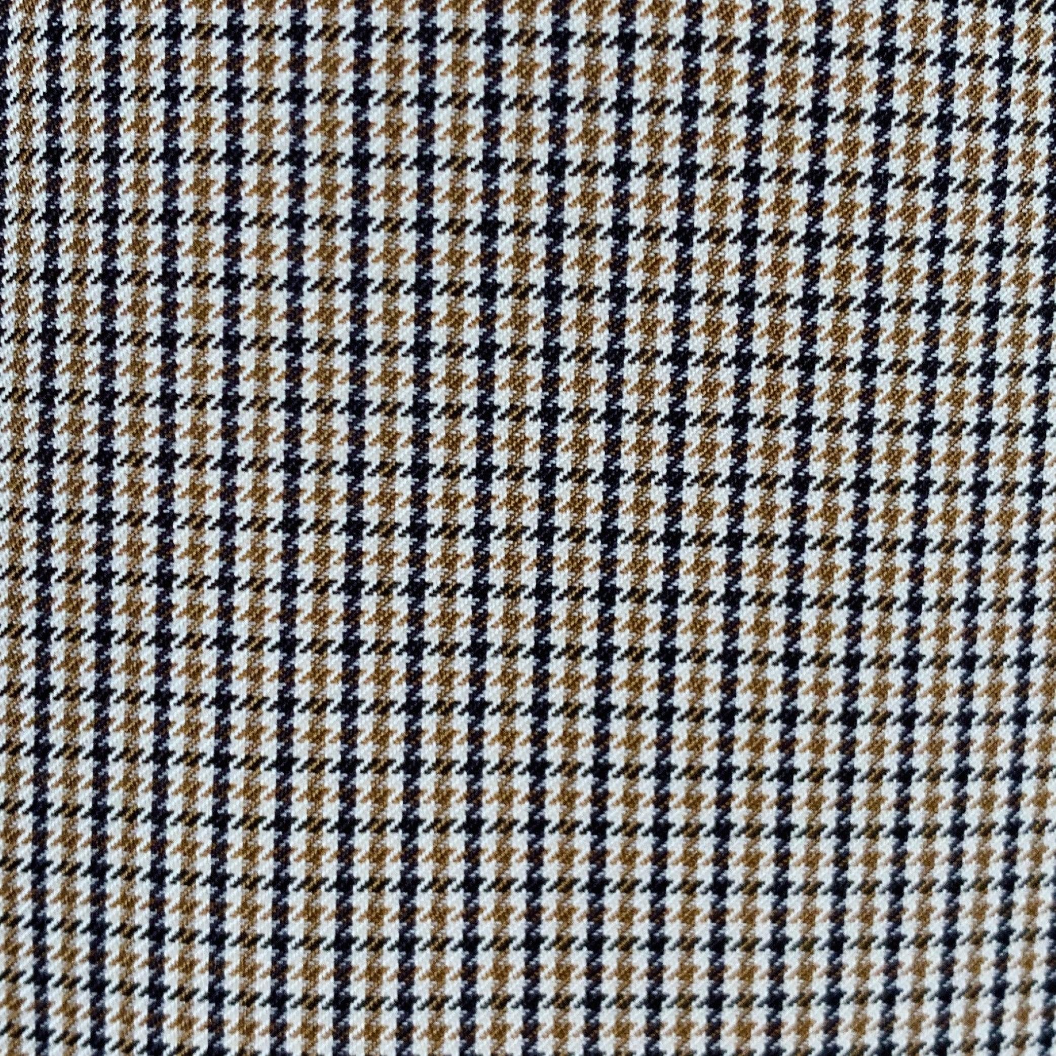 Cappotto A.P.C.
in tessuto misto cotone-poliestere marrone e marrone, con motivo a quadri, colletto aperto e chiusura con bottoni nascosti. Made in Bulgaria. Eccellente condizione di usato. 

Contrassegnato:   XL 

Misure: 
 
Spalla: 119,5 pollici