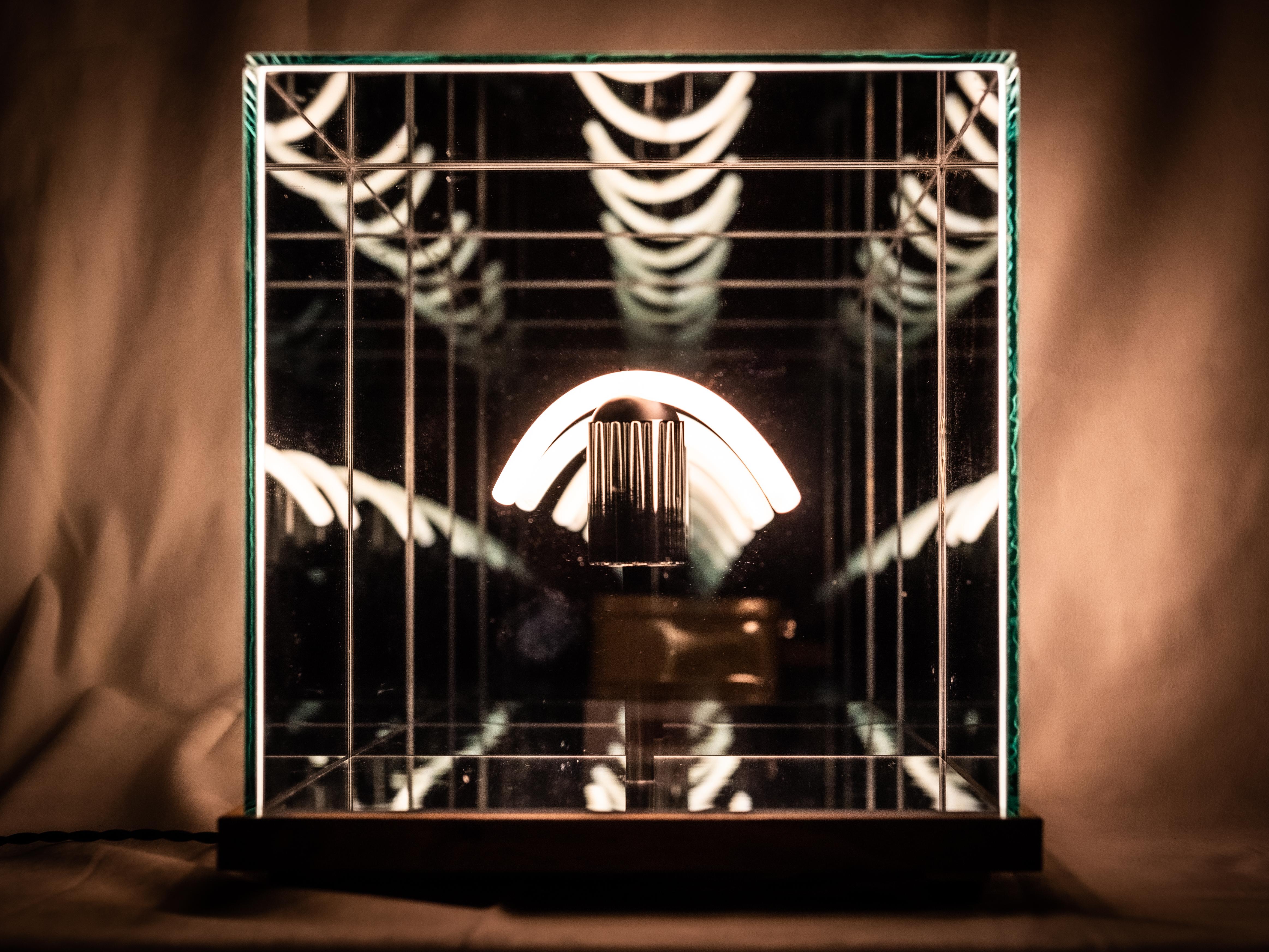 Sculpture lumineuse Apeiron par le Studio Lampent
Dimensions : D32 x L32 x H34 cm
MATERIALES : Miroirs en verre, miroir acrylique, noyer, MDF, métal.
Poids : 8,1 kg.

Toutes nos lampes peuvent être câblées en fonction de chaque pays. Si elle est