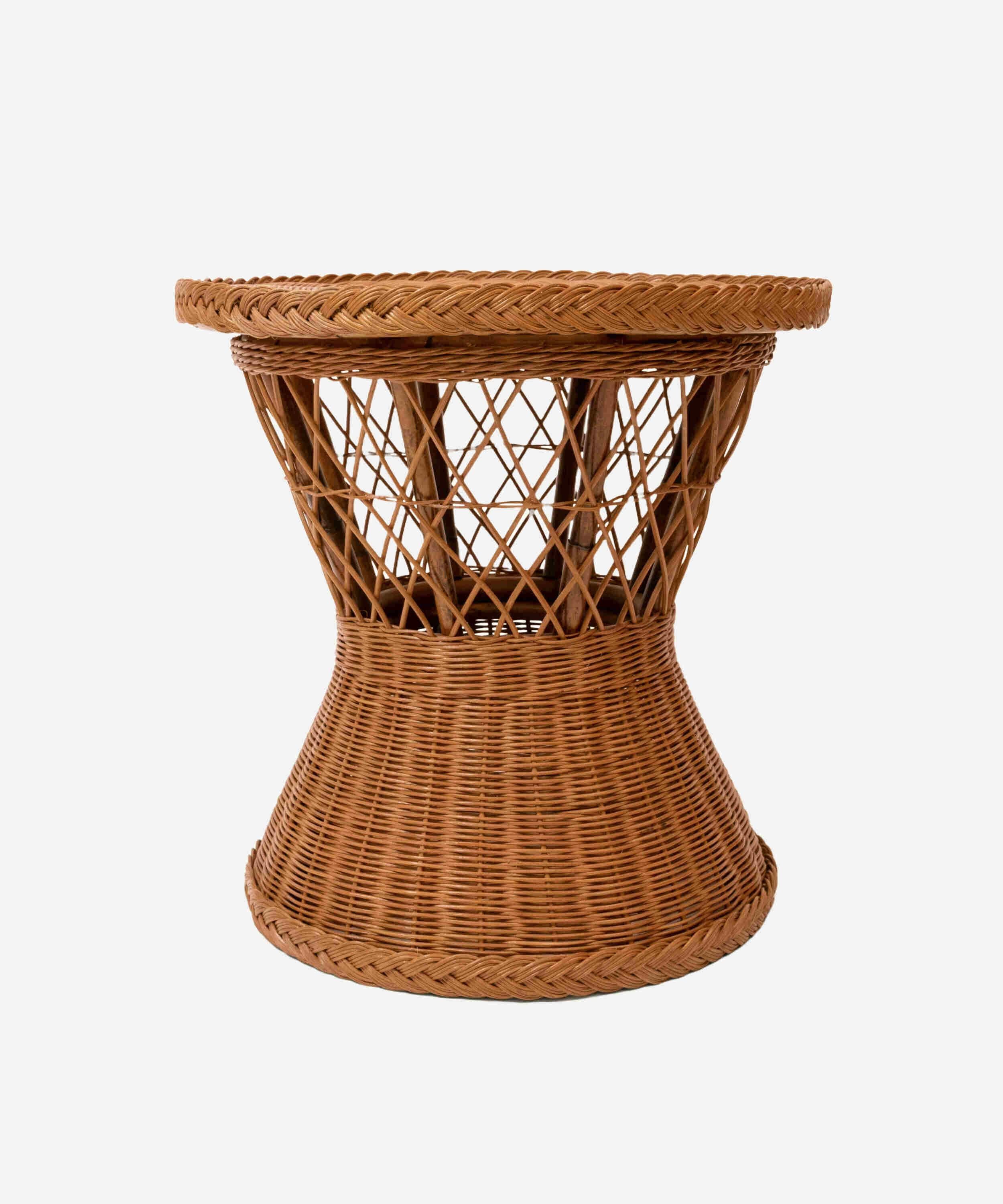 Comme son nom l'indique, cette table élégante a été conçue pour recevoir. Tressée à la main par des artisans, la table circulaire Aperitivo constitue un ajout chaleureux et accueillant à tout salon, nichée entre des fauteuils club, à côté d'une