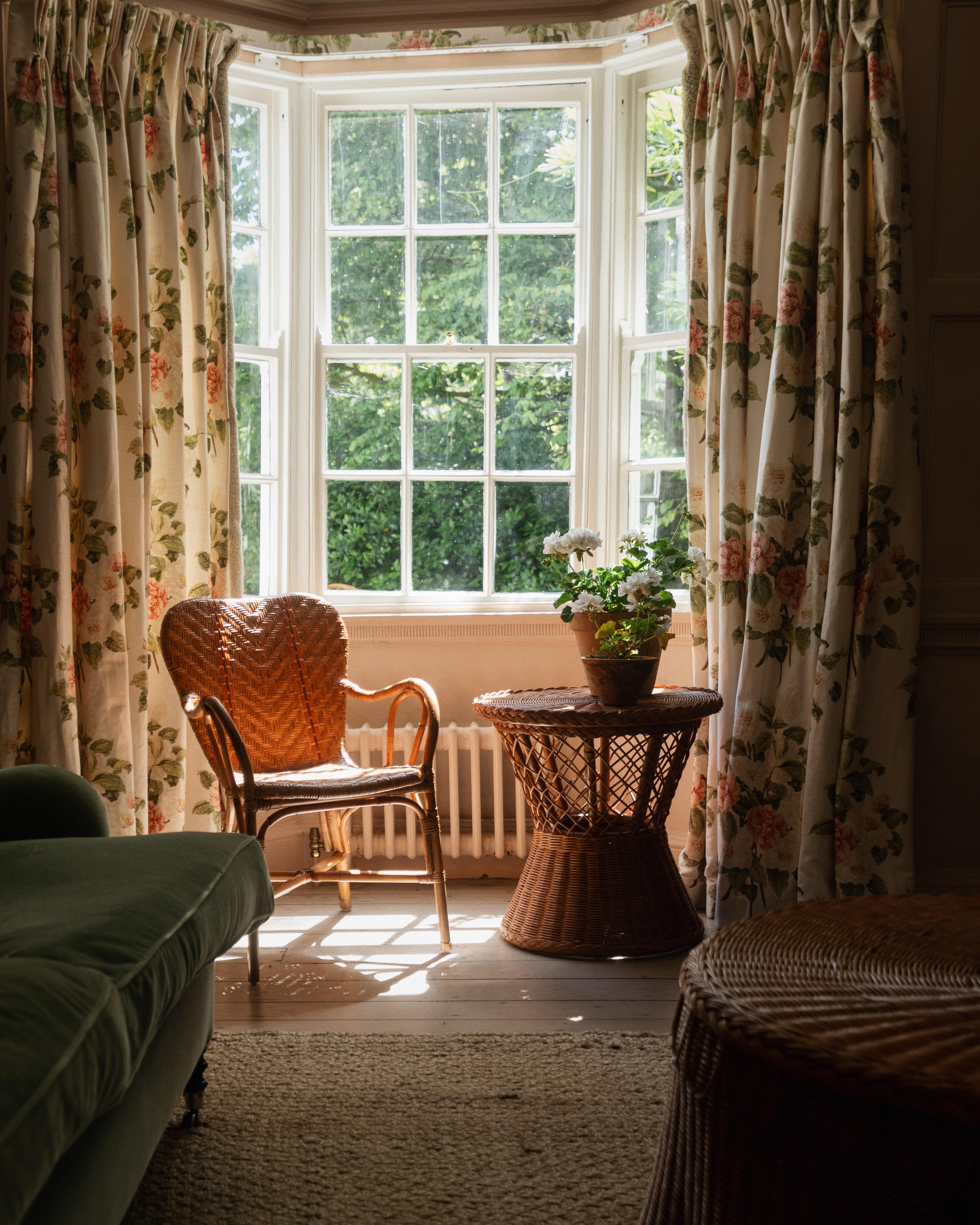 Table d'appoint Aperitivo en rotin  Sharland England par Louise Roe Neuf - En vente à London, GB