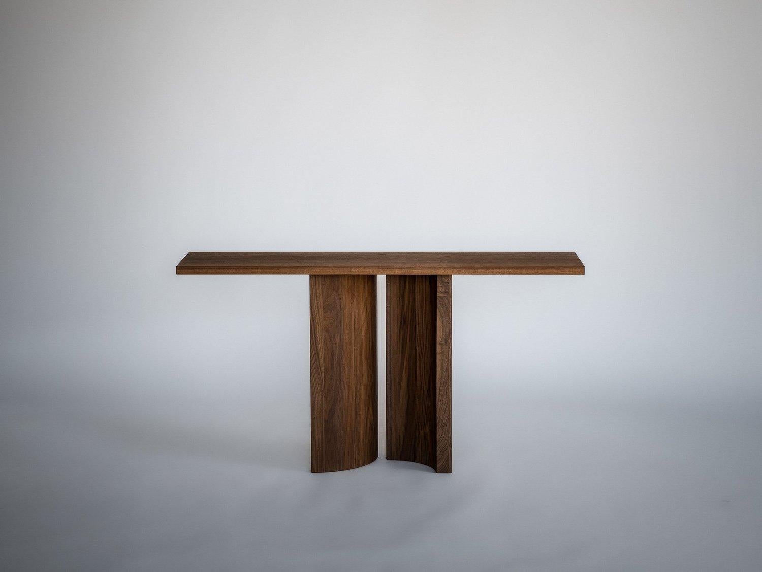 Aperta C1 100 Table console en noyer américain par Mokko Amsterdam
Dimensions : D 40 x L 100 x H 84 cm. 
MATERIAL : Noyer américain.

Disponible en différentes options de matériaux et de dimensions. Conçue par Aad Bos et fabriquée aux Pays-Bas.
