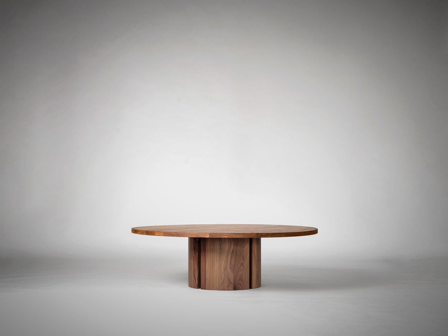 Aperta C1 120 Table basse ronde en noyer américain par Mokko Amsterdam
Dimensions : D 120 x L 120 x H 40 cm. 
MATERIAL : Noyer américain.

Disponible en différentes options de matériaux et de dimensions. Conçue par Aad Bos et fabriquée aux Pays-Bas.