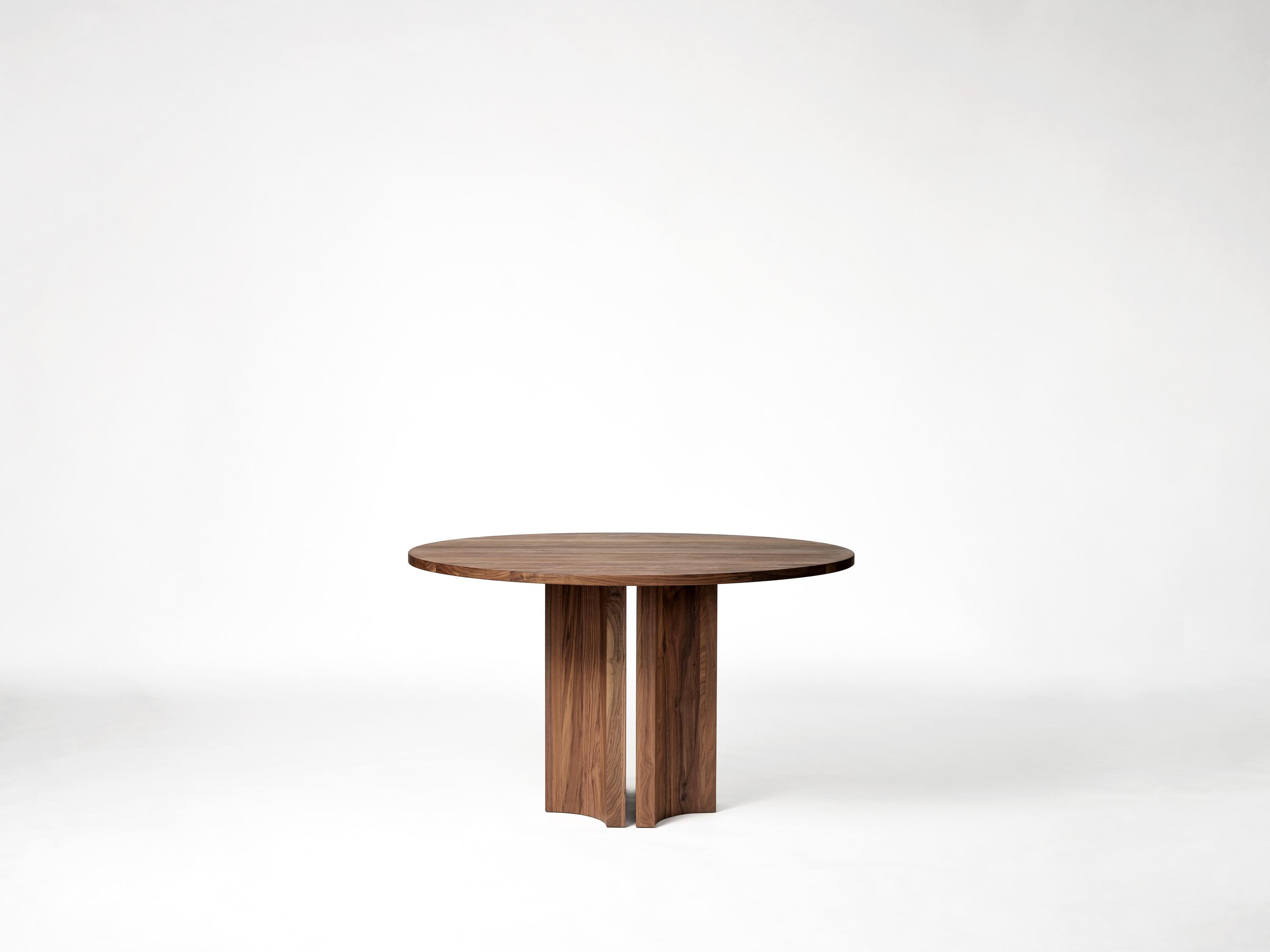 Mesa de comedor redonda Aperta C1 120 de nogal americano by Mokko Amsterdam Siglo XXI y contemporáneo en venta