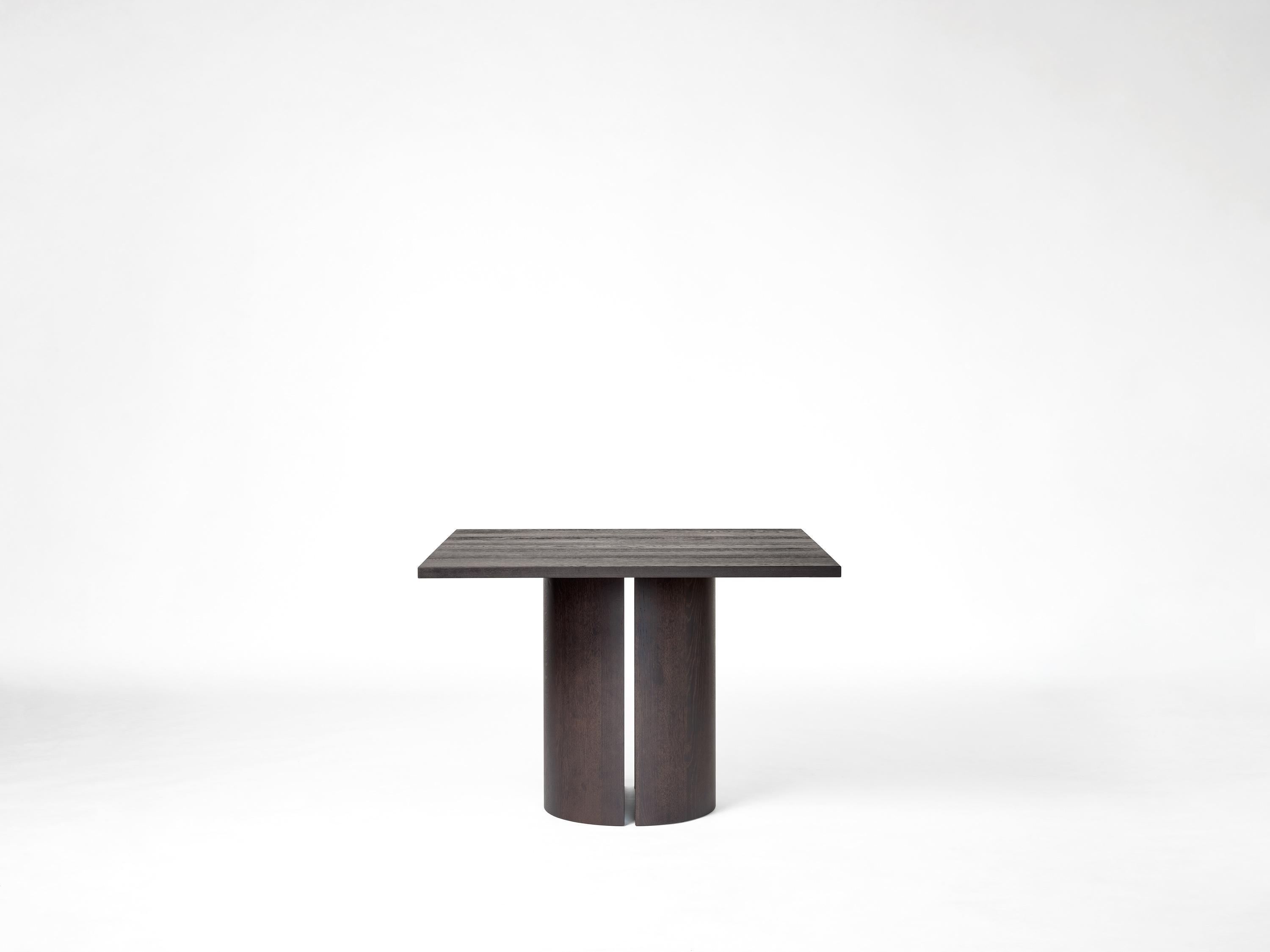 Aperta C1 120 Table de salle à manger carrée en noyer américain par Mokko Amsterdam
Dimensions : D 120 x L 120 x H 75 cm. 
MATERIAL : Noyer américain.

Disponible en différentes options de matériaux et de dimensions. Conçue par Aad Bos et fabriquée