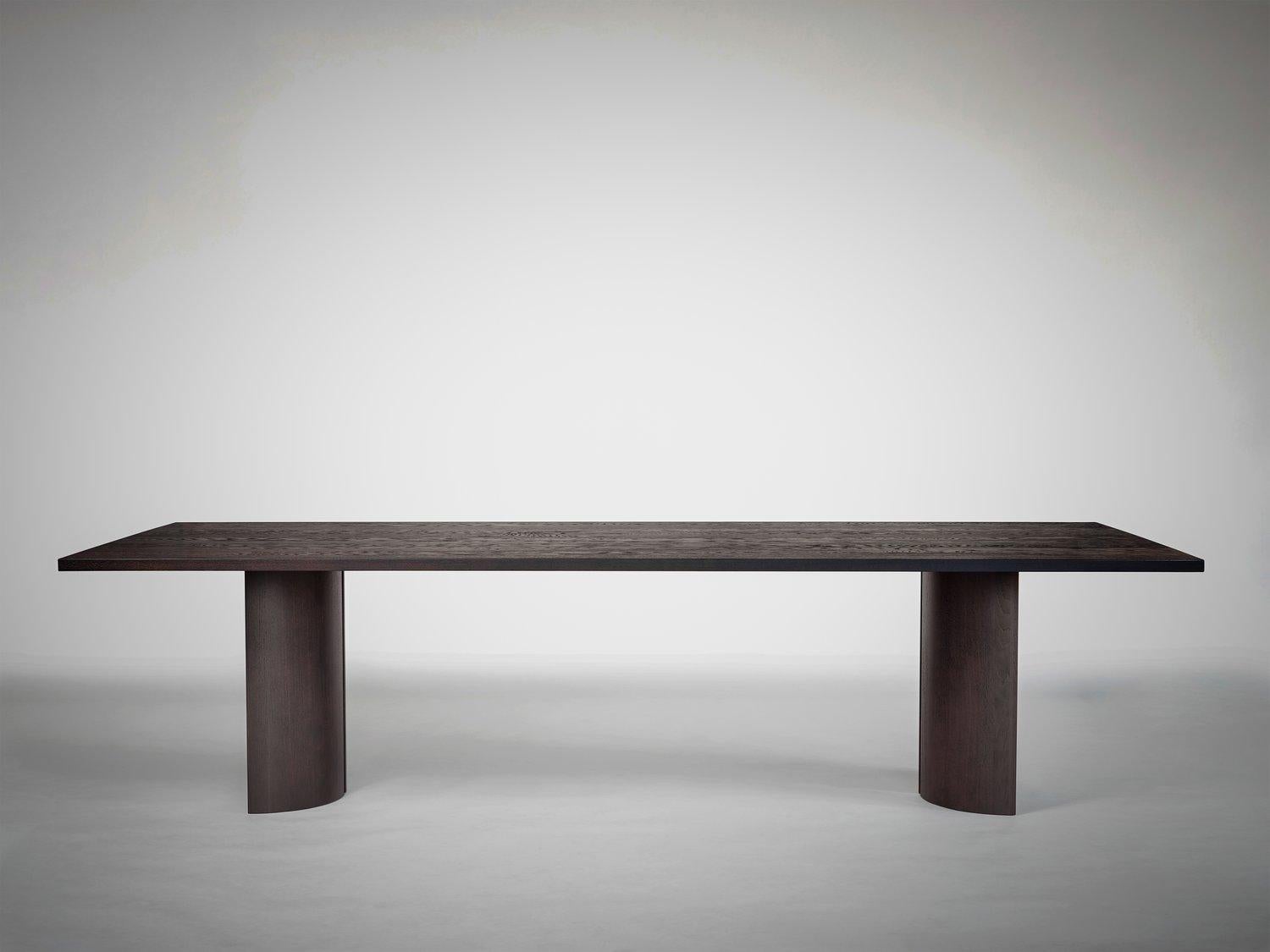 Aperta C1 280 Table de salle à manger rectangulaire en noyer américain par Mokko Amsterdam
Dimensions : 90 x 280 x 75 cm : D 90 x L 280 x H 75 cm. 
MATERIAL : Noyer américain.

Disponible en différentes options de matériaux et de dimensions. Conçue